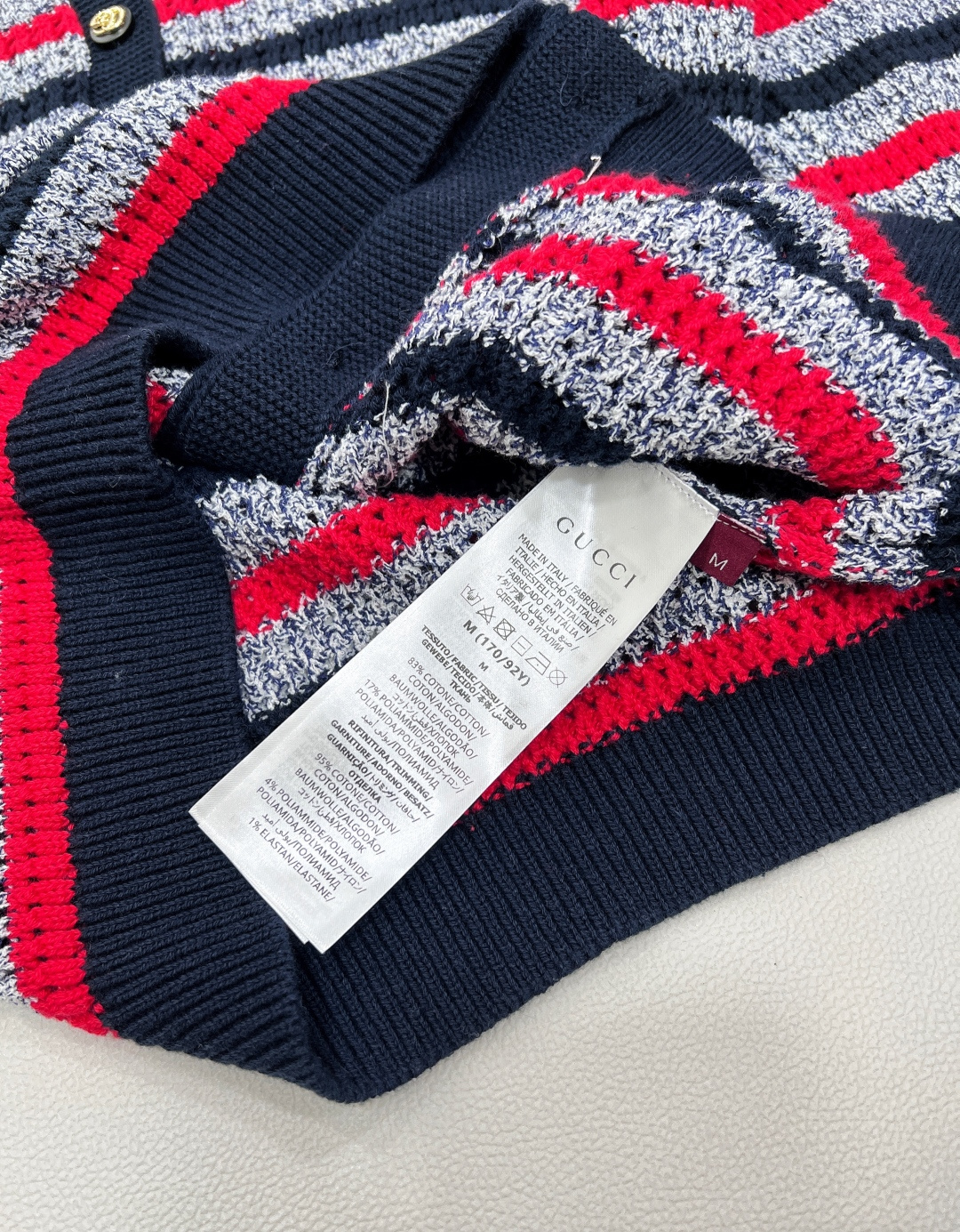 🆕𝐆𝐔𝐂𝐂𝐈25SS撞色条纹镂空针织开衫 ，经典与时髦的双向奔赴 古驰经典基因注入这件针织开衫✨撞色条纹