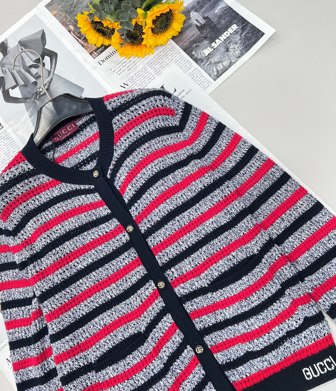 🆕𝐆𝐔𝐂𝐂𝐈25SS撞色条纹镂空针织开衫 ，经典与时髦的双向奔赴 古驰经典基因注入这件针织开衫✨撞色条纹