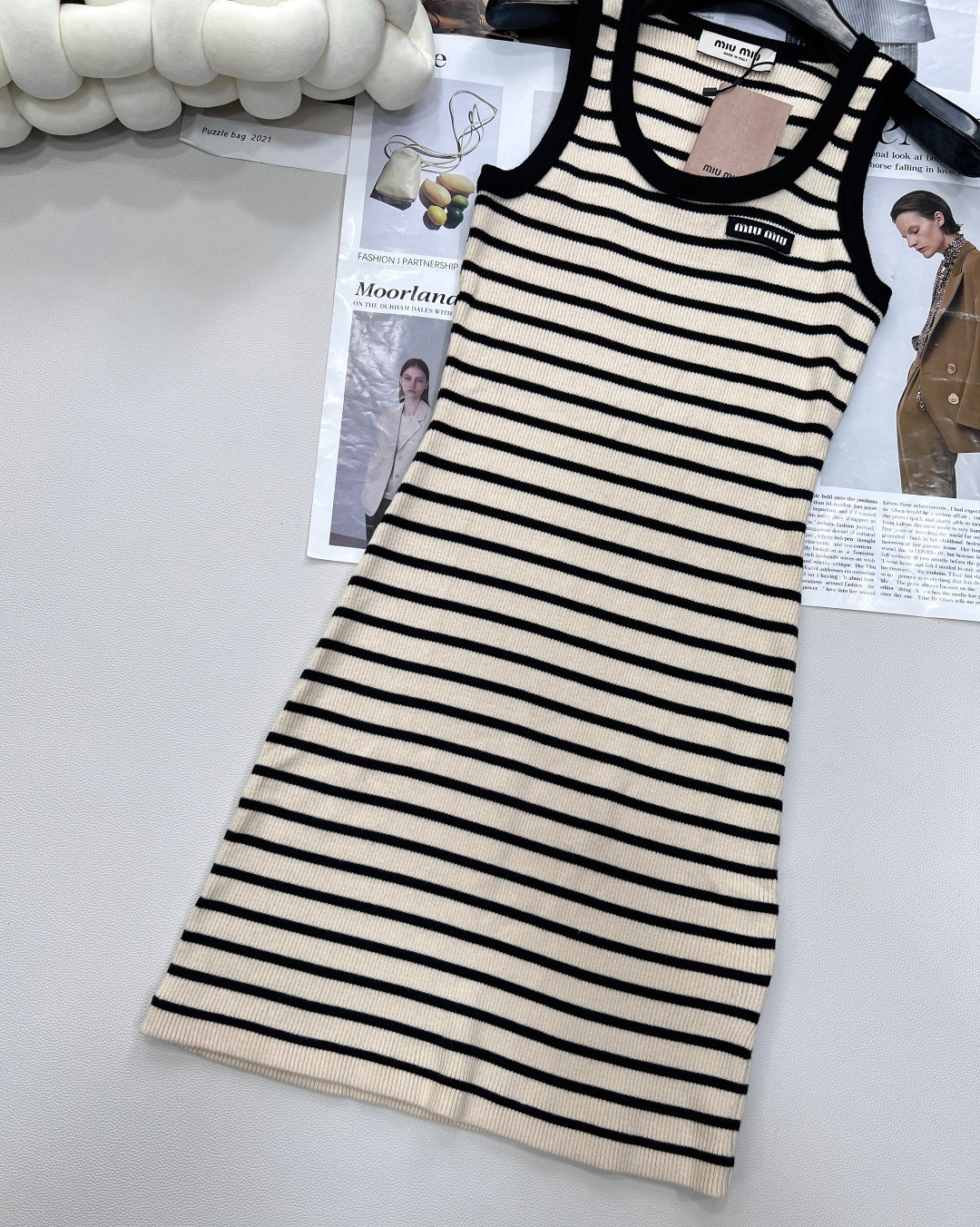 🆕Miumiu2025SS新款条纹字母徽标贴片针织背心裙，定制YB丝光羊毛纱线织造 柔软亲肤 舒适有型 