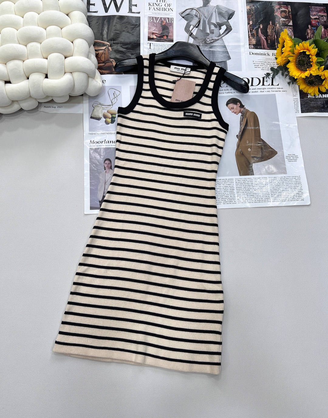 NO:418303,Miumiu2025SS new striped letter logo patch knitted vest skirt, customized YB mercerized wool yarn wool yarn, soft and skin-friendly, comfortable and stylish, U-neck vest cut, appropriate skin-exposed neckline, beautify the proportion of head and shoulders, and make the whole body look slimmer. The collision of two colors of stripes creates a sense of layering. The collar cuffs are edging threads and stripes are monochromatic. Combined with the letter logo decoration on the chest, the retro style is strong, the regular style is inclusive, the elasticity is sweet and fashionable, and there are all series!  Complete three standards, large-scale products, size sml code, miumiu, skirts, alexander wang19860909Miumiu2025SS新款条纹字母徽标贴片针织背心裙,定制YB丝光羊毛纱线织造 柔软亲肤 舒适有型 U领背心剪裁 领口恰当露肤 美化头肩比例更显瘦 通体两色条纹碰撞形成层次感 领口袖口包边螺纹与条纹单色呼应 配合胸前字母徽标装饰 复古风格强烈 常规版型包容身材 弹力十足甜美洋气 ,一个系列都有出！三标齐全,大货出 尺码sml 编码,,miumiu,skirts,alexander wang,Women's clothing