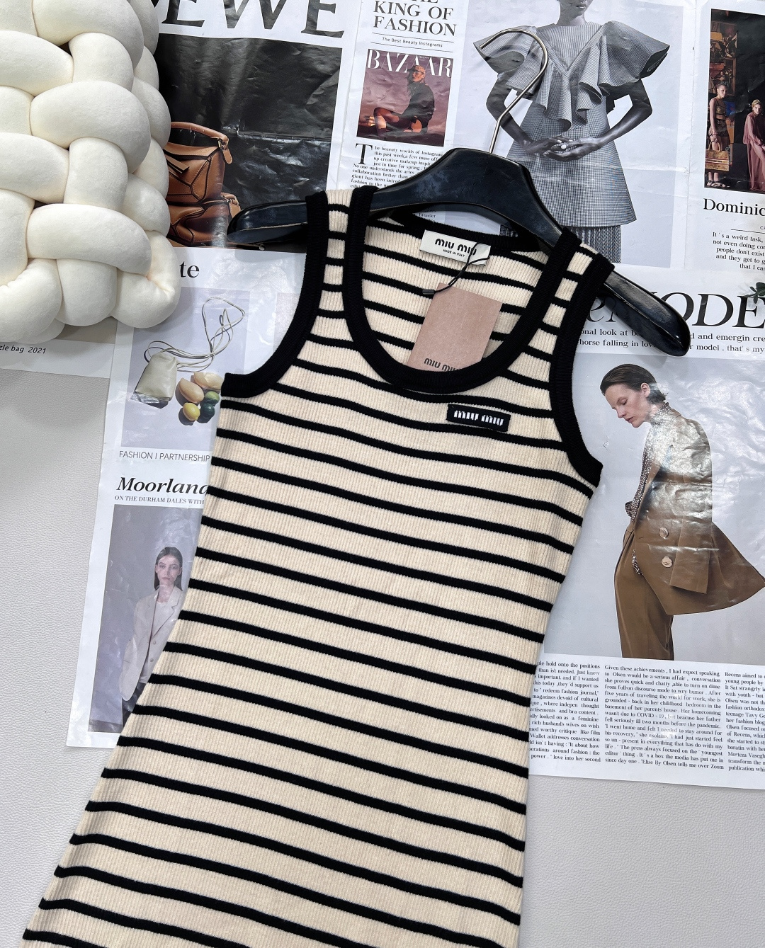 🆕Miumiu2025SS新款条纹字母徽标贴片针织背心裙，定制YB丝光羊毛纱线织造 柔软亲肤 舒适有型 