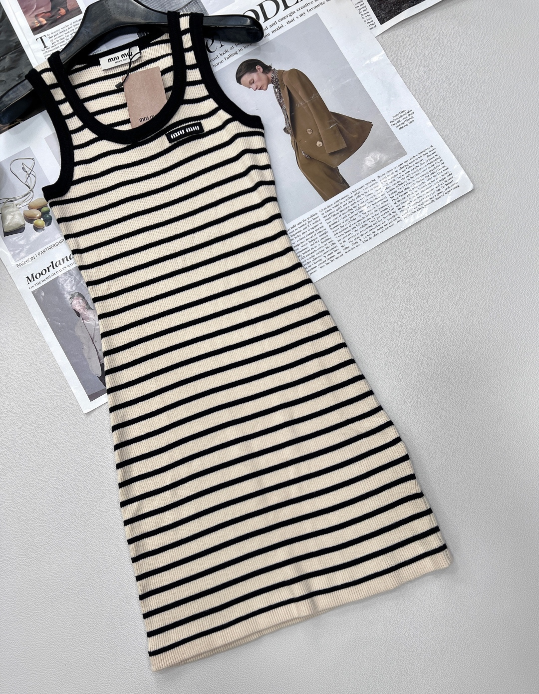 🆕Miumiu2025SS新款条纹字母徽标贴片针织背心裙，定制YB丝光羊毛纱线织造 柔软亲肤 舒适有型 