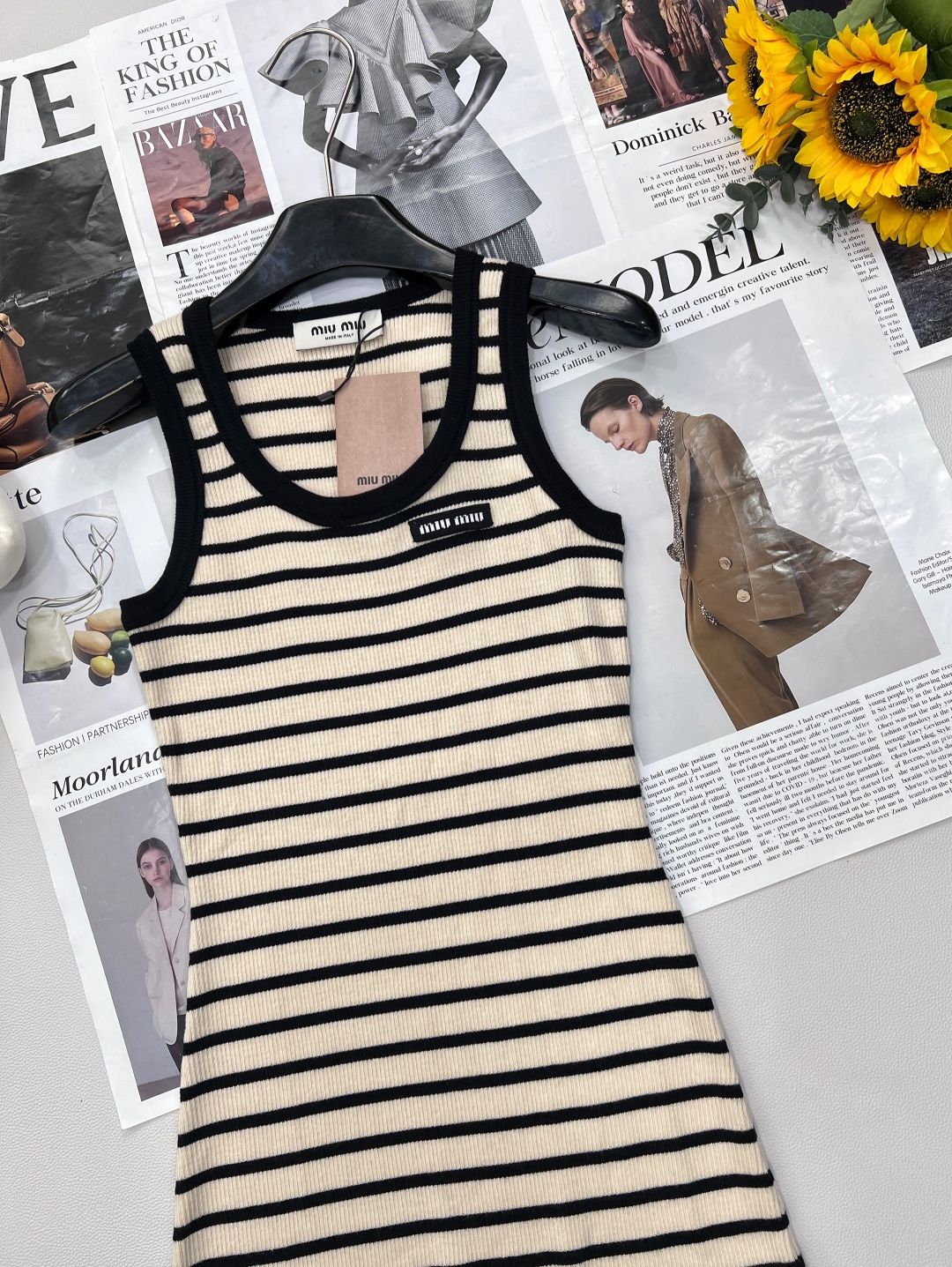 🆕Miumiu2025SS新款条纹字母徽标贴片针织背心裙，定制YB丝光羊毛纱线织造 柔软亲肤 舒适有型 