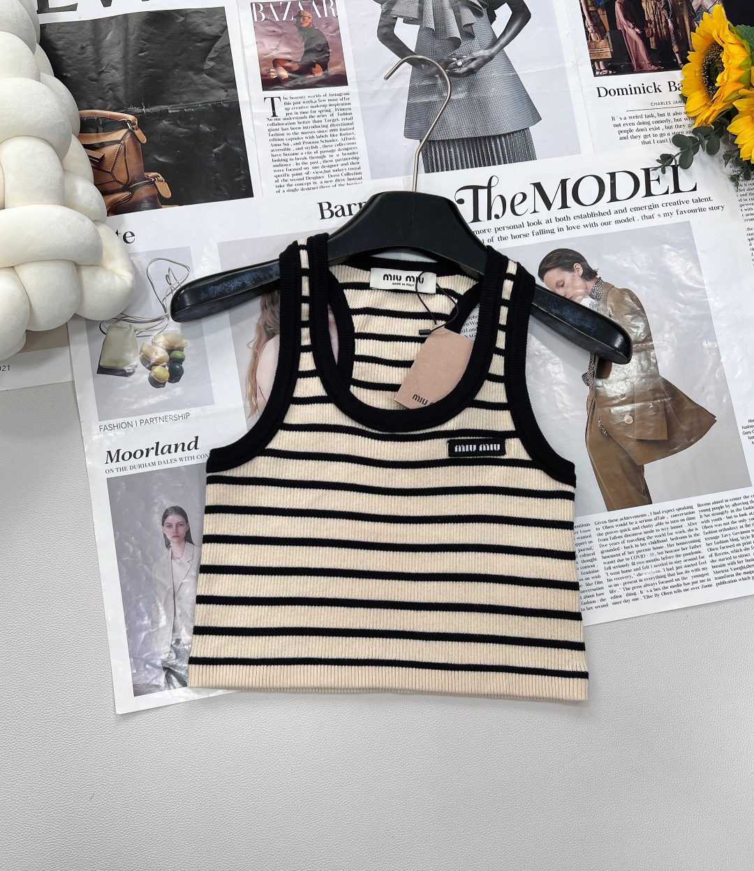 NO:418289,Miumiu2025SS new striped letter logo knitted vest, customized YB mercerized wool yarn wool yarn, soft and skin-friendly, comfortable and stylish, U-neck vest cut, appropriate skin-exposed neckline, beautify the proportion of head and shoulders, and make the whole body look slimmer, the collision of two colors of stripes to form a sense of layering, the collar cuffs are edging threads and stripes are monochrome, and the decoration of the letter logo on the chest is strong retro style, regular style, full of elasticity, sweet and fashionable, customized surface accessories, one series is complete, large-scale products are size sml code,,miumiu,alexander wang19860909Miumiu2025SS新款条纹字母徽标针织背心,定制YB丝光羊毛纱线织造 柔软亲肤 舒适有型 U领背心剪裁 领口恰当露肤 美化头肩比例更显瘦 通体两色条纹碰撞形成层次感 领口袖口包边螺纹与条纹单色呼应 配合胸前字母徽标装饰 复古风格强烈 常规版型包容身材 弹力十足甜美洋气 定制面辅料 一个系列出三标齐全,大货出 尺码sml 编码,,miumiu,alexander wang,Women's clothing