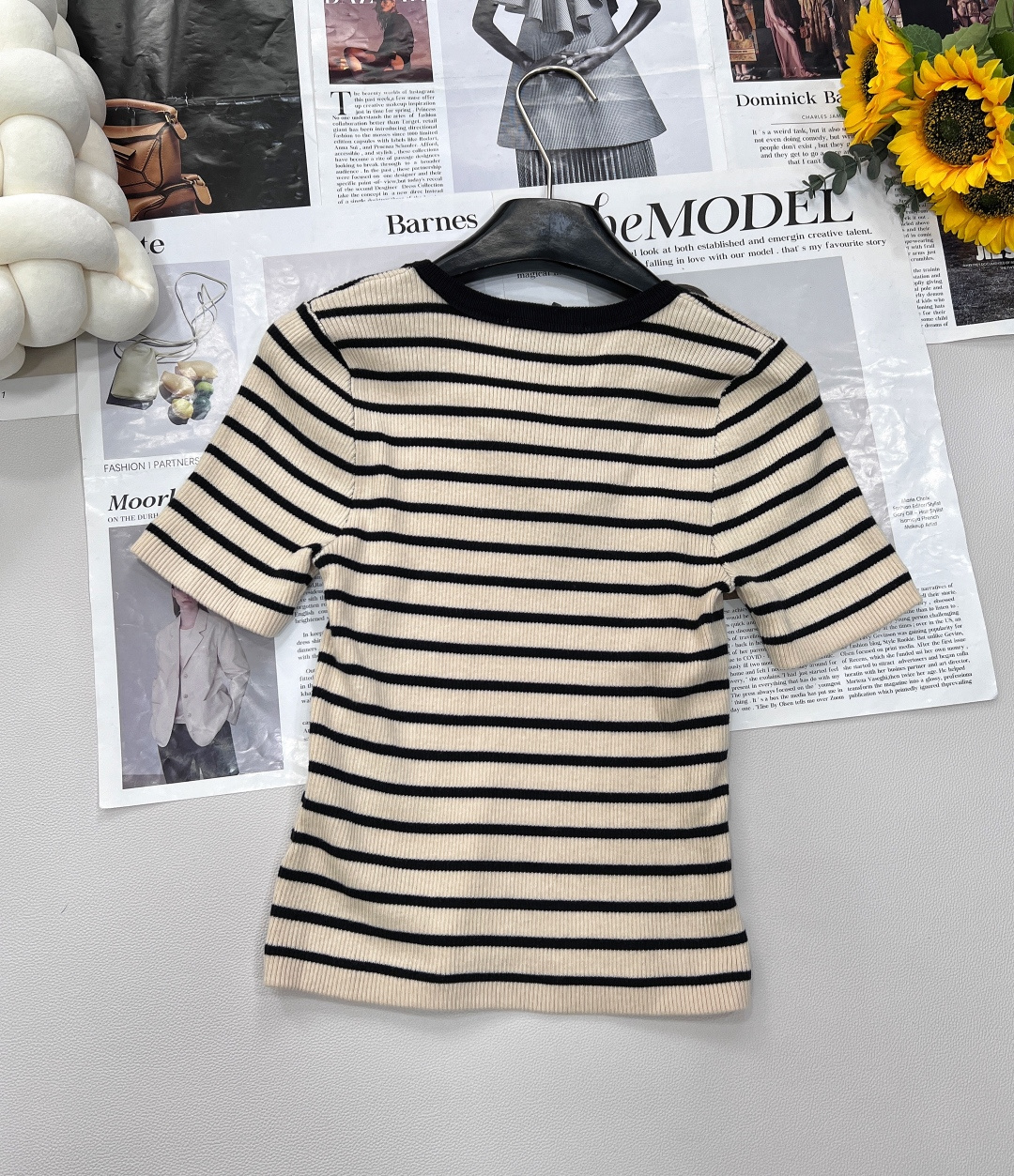 🆕 MIU MIU 25SS新款撞色条纹字母徽标针织短袖，𝐌𝐢𝐮是懂女孩子的 撞色的领口 非常精神有层次