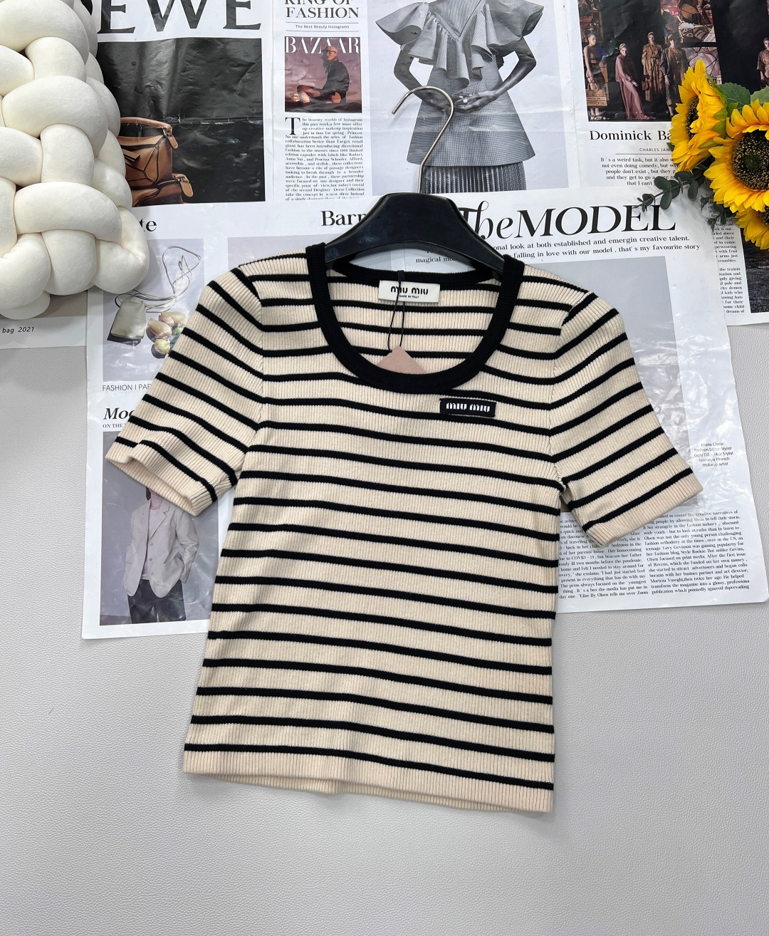 NO:418310,MIU MIU 25SS new contrasting striped letter logo knitted short sleeves, which is a girl-knitted neckline that is very spiritual and layered, and looks casual and elegant. Customized wool yarn is breathable and comfortable. It uses contrasting stripes embellishment + logo embroidery on the chest with a combination of casual and exquisiteness. It is really a cheat. Retro simple and casual sweetness, casual and comfortable, fashionable and elegant. Casual and modern girlish atmosphere. The overall simple and neat, casual and free, interpreting the fashionable feeling and style. The three standards of the artifact are complete, and there are all out in one series!  Size sml code, miumiu, T-shirt, alexander wang19860909MIU MIU 25SS新款撞色条纹字母徽标针织短袖,是懂女孩子的 撞色的领口 非常精神有层次感好看 休闲的感觉 又不失优雅 定制的羊毛纱线,透气又舒适 采用撞色条纹点缀+胸前饰有logo刺绣休闲与精致结合,真的是开挂了 复古简约随性甜美感 休闲舒适且时尚优雅 休闲复古摩登少女气息 整体简约利落,随性自在,诠释时髦感格调减龄神器三标齐全,一个系列都有出！ 尺码sml 编码,,miumiu,T-shirt,alexander wang,Women's clothing