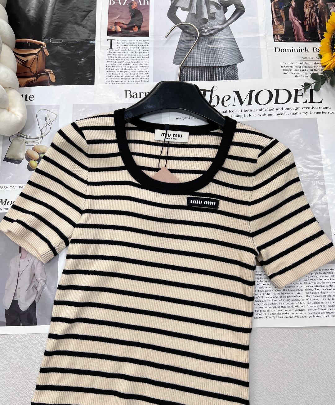 🆕 MIU MIU 25SS新款撞色条纹字母徽标针织短袖，𝐌𝐢𝐮是懂女孩子的 撞色的领口 非常精神有层次