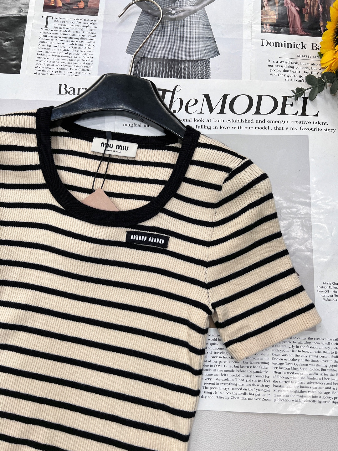🆕 MIU MIU 25SS新款撞色条纹字母徽标针织短袖，𝐌𝐢𝐮是懂女孩子的 撞色的领口 非常精神有层次
