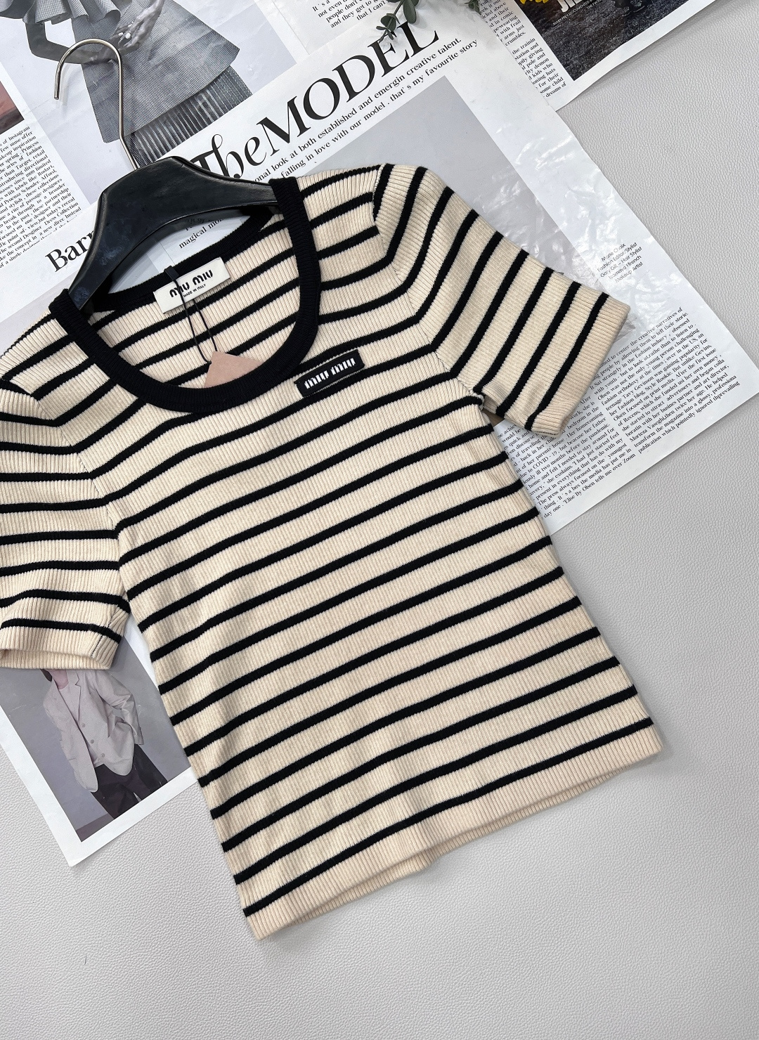 🆕 MIU MIU 25SS新款撞色条纹字母徽标针织短袖，𝐌𝐢𝐮是懂女孩子的 撞色的领口 非常精神有层次
