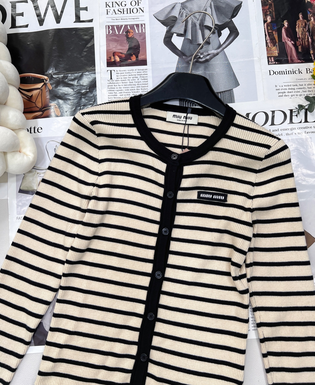 🆕 MIU MIU 25SS新款撞色条纹弹力针织开衫撞色条纹针织衫，百搭出彩的单品！ 整体非常高级的配色