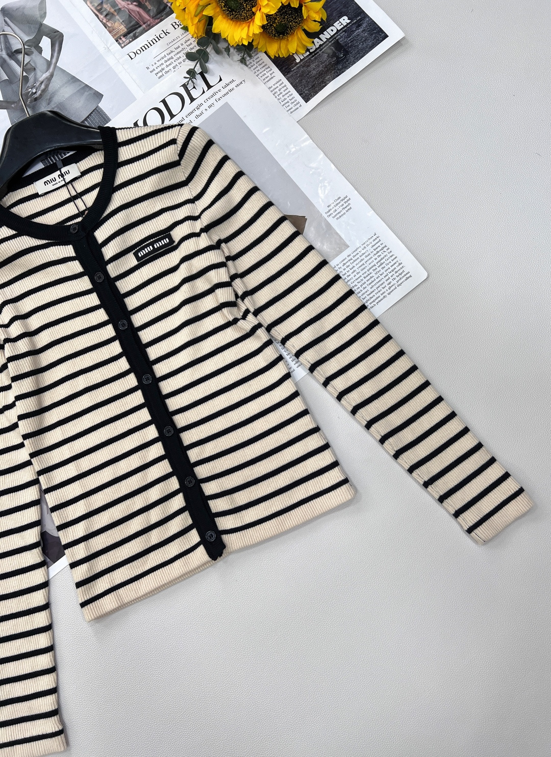🆕 MIU MIU 25SS新款撞色条纹弹力针织开衫撞色条纹针织衫，百搭出彩的单品！ 整体非常高级的配色