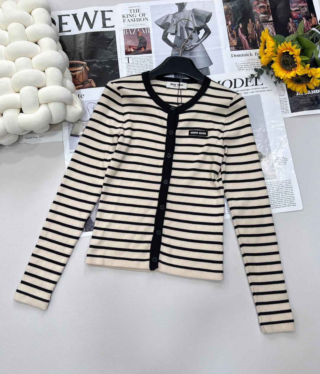 NO:418317,MIU MIU 25SS new contrasting striped stretch knitted cardigan Contrast color striped knitted sweater, a versatile and outstanding item!  The overall high-end color scheme is made of wool fabric, the yarn feels soft and elastic and supports, and the overall structure is quite crisp and bone-like!  The letter logo patch on the chest is decorated with round neckline and face shape. It is a good match for fried chicken!  The striped contrasting body makes the body look more elegant and refined ~ simple combination in daily life, easy to wear and express a fashionable style, showing the gentle temperament!  A recommended sweater for wall cracks~ a series!  Complete three standards, large-scale products, size sml code, miumiu, alexander wang19860909MIU MIU 25SS新款撞色条纹弹力针织开衫 撞色条纹针织衫,百搭出彩的单品！ 整体非常高级的配色 采用羊毛面料,纱线手感绵软弹力又有支撑感,做出来的整体结构挺括有骨！ 胸前字母徽标贴片点缀圆型领口修饰脸型炒鸡好搭配！ 条纹撞色衣身,更显优雅精致～日常简单搭配,轻松穿出时尚的风格,尽显温柔气质！墙裂推荐的一款针织衫～一个系列出！三标齐全,大货出 尺码sml 编码,,miumiu,alexander wang,Women's clothing