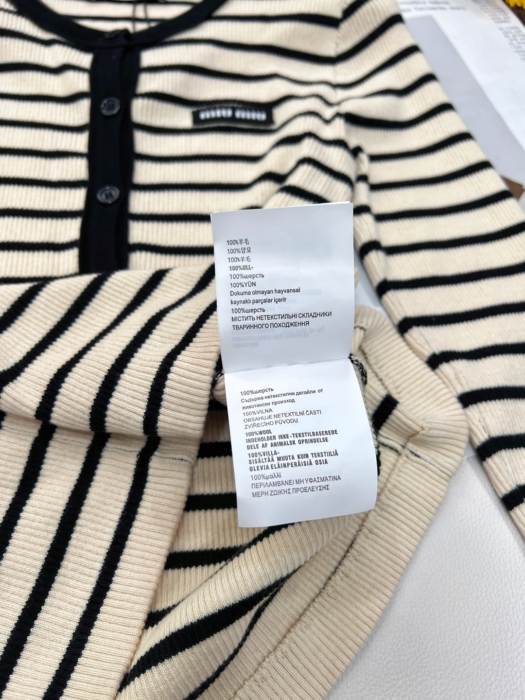 🆕 MIU MIU 25SS新款撞色条纹弹力针织开衫撞色条纹针织衫，百搭出彩的单品！ 整体非常高级的配色