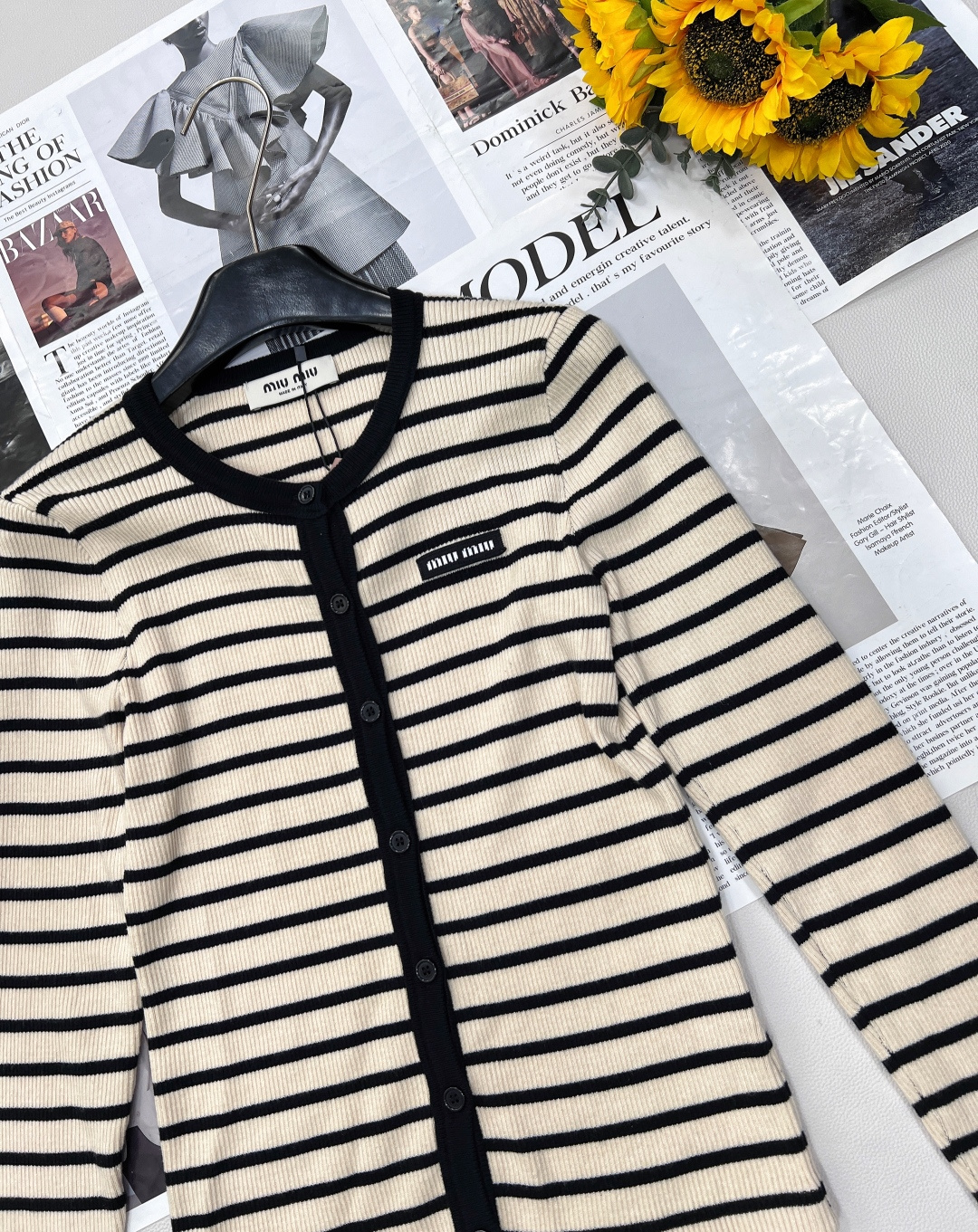 🆕 MIU MIU 25SS新款撞色条纹弹力针织开衫撞色条纹针织衫，百搭出彩的单品！ 整体非常高级的配色