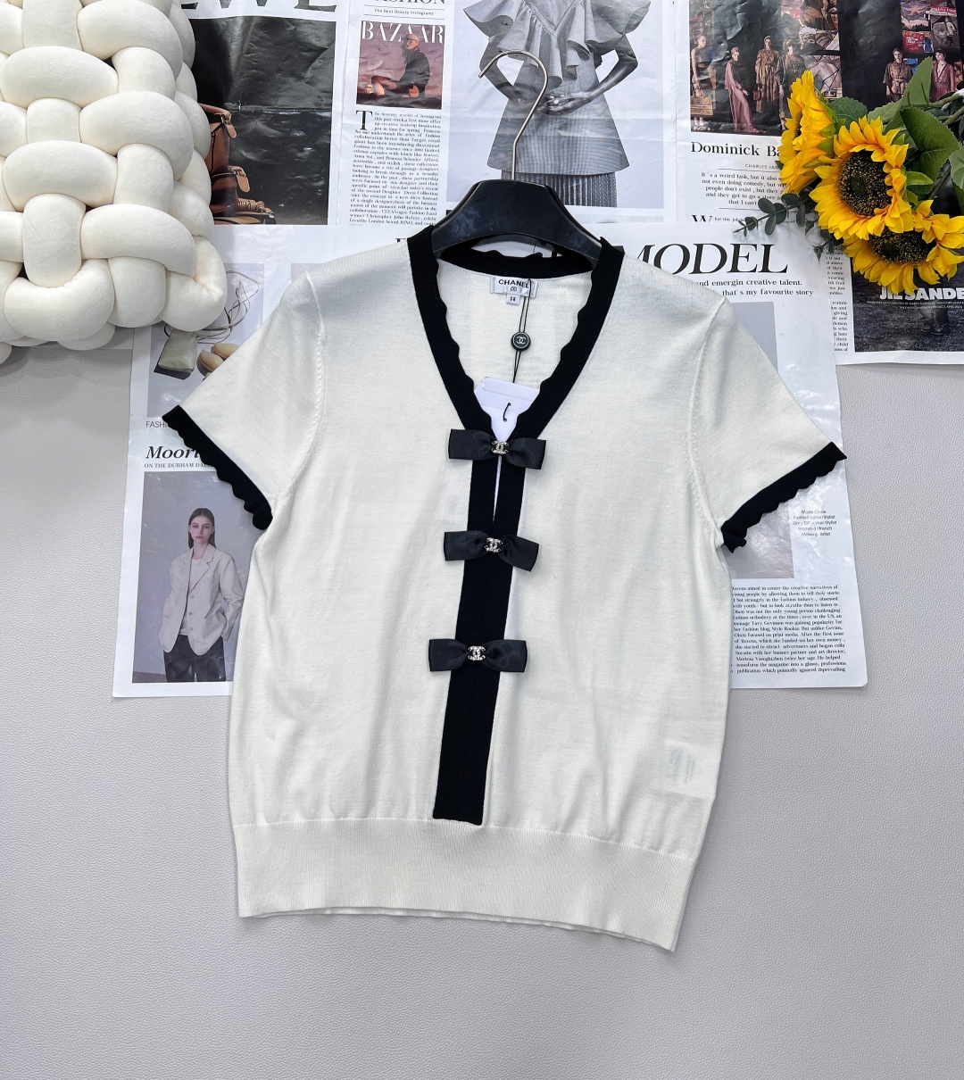 NO:418324,CHANEL's new small fragrance style bow knitted short sleeves, weld the elegance to the body. Who knows!  Xiaoxiang's contrasting bow knitted short sleeves directly grasp the French elegance. Classic black and white contrasting colors, V-neck + lace design, with a gentle filter~ The three bows are scattered and decorated, exquisite and playful. The knitted fabric is soft and glutinous, skin-friendly, and refreshing and breathable in summer. When you go out on the street and afternoon tea on dates, you can easily match it with a noble and relaxing feeling. The 'Canel in the World' outfit template will become exquisite in seconds. The two colors and three standards are complete!  Size sml code, chanel, chanel, T-shirt, alexander wang19860909CHANEL新款小香风蝴蝶结针织短袖,把优雅焊在身上 谁懂啊！小香这件撞色蝴蝶结针织短袖,直接把法式优雅拿捏死 经典黑白撞色,V领+花边设计,自带温柔滤镜~ 三颗蝴蝶结错落点缀,精致又俏皮 针织面料软糯亲肤,夏天穿也清爽透气,日常出街、约会下午茶,随手一搭就是贵气松弛感,妥妥的“人间香奈儿”穿搭模板,穿上秒变精致大小姐两色出三标齐全！ 尺码sml 编码,,chanel,chanel,T-shirt,alexander wang,Women's clothing