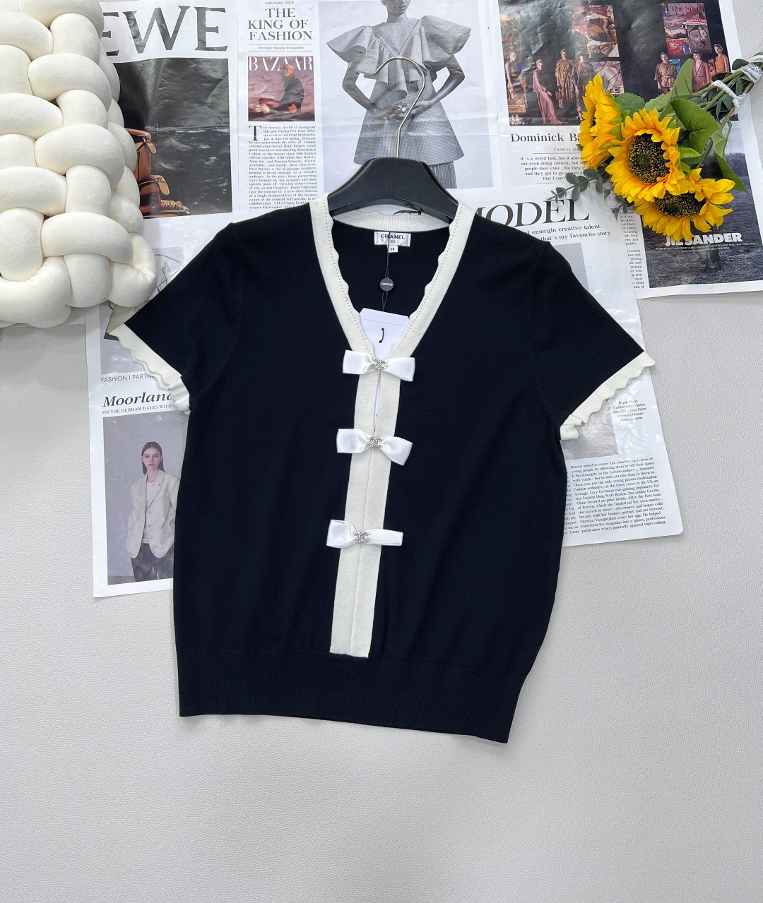 NO:418333,CHANEL's new small fragrance style bow knitted short sleeves, weld the elegance to the body. Who knows!  Xiaoxiang's contrasting bow knitted short sleeves directly grasp the French elegance. Classic black and white contrasting colors, V-neck + lace design, with a gentle filter~ The three bows are scattered and decorated, exquisite and playful. The knitted fabric is soft and glutinous, skin-friendly, and refreshing and breathable in summer. When you go out on the street and afternoon tea on dates, you can easily match it with a noble and relaxing feeling. The 'Canel in the World' outfit template will become exquisite in seconds. The two colors and three standards are complete!  Size sml code, chanel, chanel, T-shirt, alexander wang19860909CHANEL新款小香风蝴蝶结针织短袖,把优雅焊在身上 谁懂啊！小香这件撞色蝴蝶结针织短袖,直接把法式优雅拿捏死 经典黑白撞色,V领+花边设计,自带温柔滤镜~ 三颗蝴蝶结错落点缀,精致又俏皮 针织面料软糯亲肤,夏天穿也清爽透气,日常出街、约会下午茶,随手一搭就是贵气松弛感,妥妥的“人间香奈儿”穿搭模板,穿上秒变精致大小姐两色出三标齐全！ 尺码sml 编码,,chanel,chanel,T-shirt,alexander wang,Women's clothing