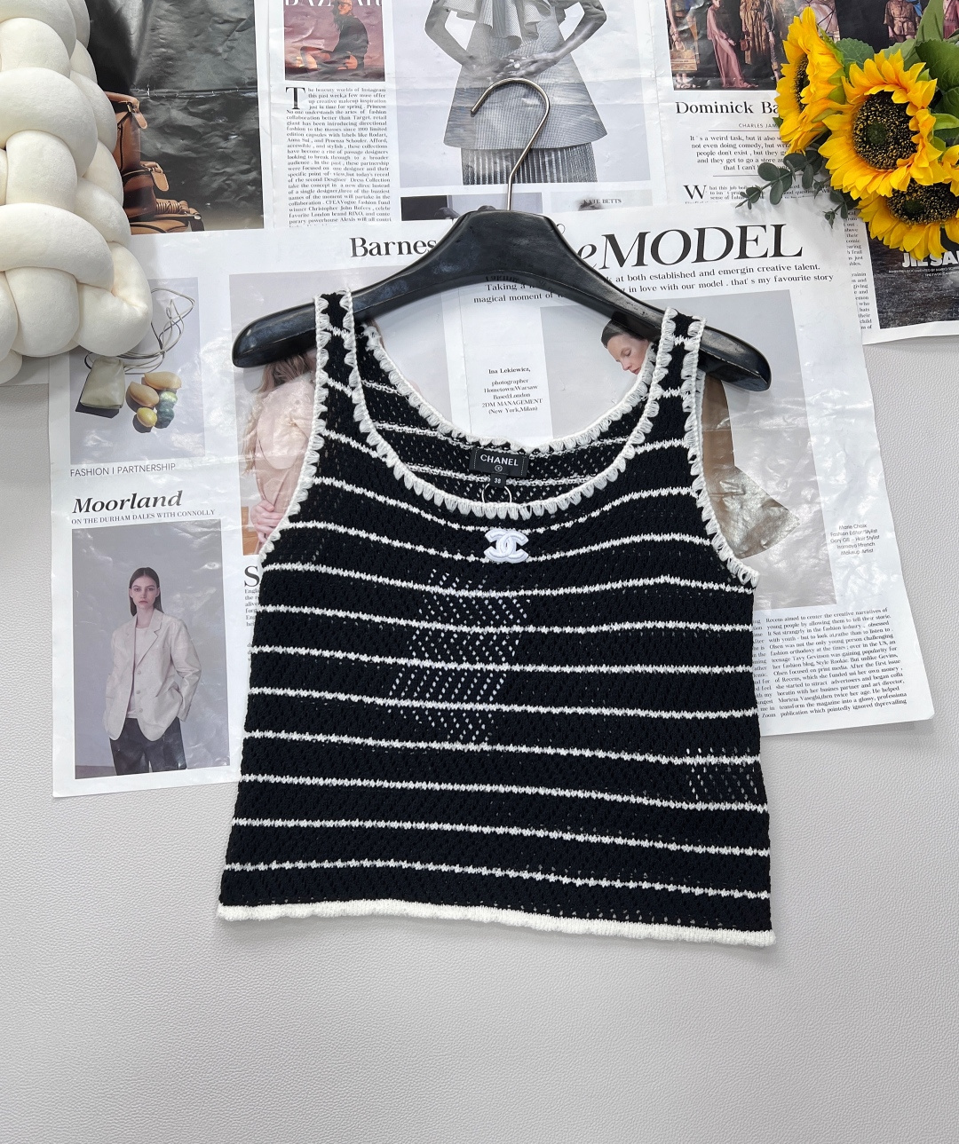 NO:418346,CHANEL's new small fragrance style contrasting striped vest, welding lazy and exquisite to death. The classic black and white stripes come with a fashionable filter, hollow knit + lace neckline, breathable and tricky, double C punctuation highlights super expensive. The U-neck lengthens the neck, narrow shoulders/sloping shoulders instantly become 'right-angle shoulders'. The loose style hides the flesh and makes it look slimming. It is refreshing and layered to wear. It is a rich daughter with a skirt. It is cool and cool with denim. It is a summer wear. Whoever wears it is a Chanel in the world~ both colors are outstanding!  Three-standard size sml code, chanel, chanel, skirts, alexander wang19860909CHANEL新款小香风撞色条纹背心,把慵懒与精致焊死 经典黑白条纹自带时髦滤镜,镂空针织+花边领口,透气又藏着小心机,双C标点睛超显贵 U领拉长脖颈,窄肩/溜肩秒变“直角肩”,宽松版型藏肉显瘦,单穿清爽、叠穿炸场,搭半裙是富家千金,配牛仔又酷又飒,夏日穿搭刚需,谁穿谁是人间香奈儿~两色出！三标齐全 尺码sml 编码,,chanel,chanel,skirts,alexander wang,Women's clothing