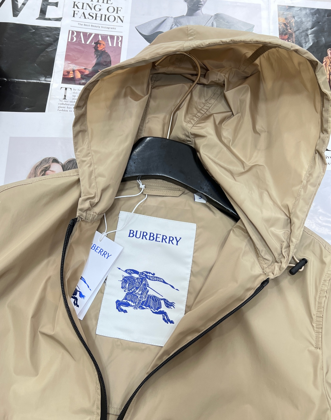 🆕 BURBERRY 新款战马连帽防晒外套，尼龙面料制成，设计有可调式抽绳连帽以及双拉链设计！后背骑士战