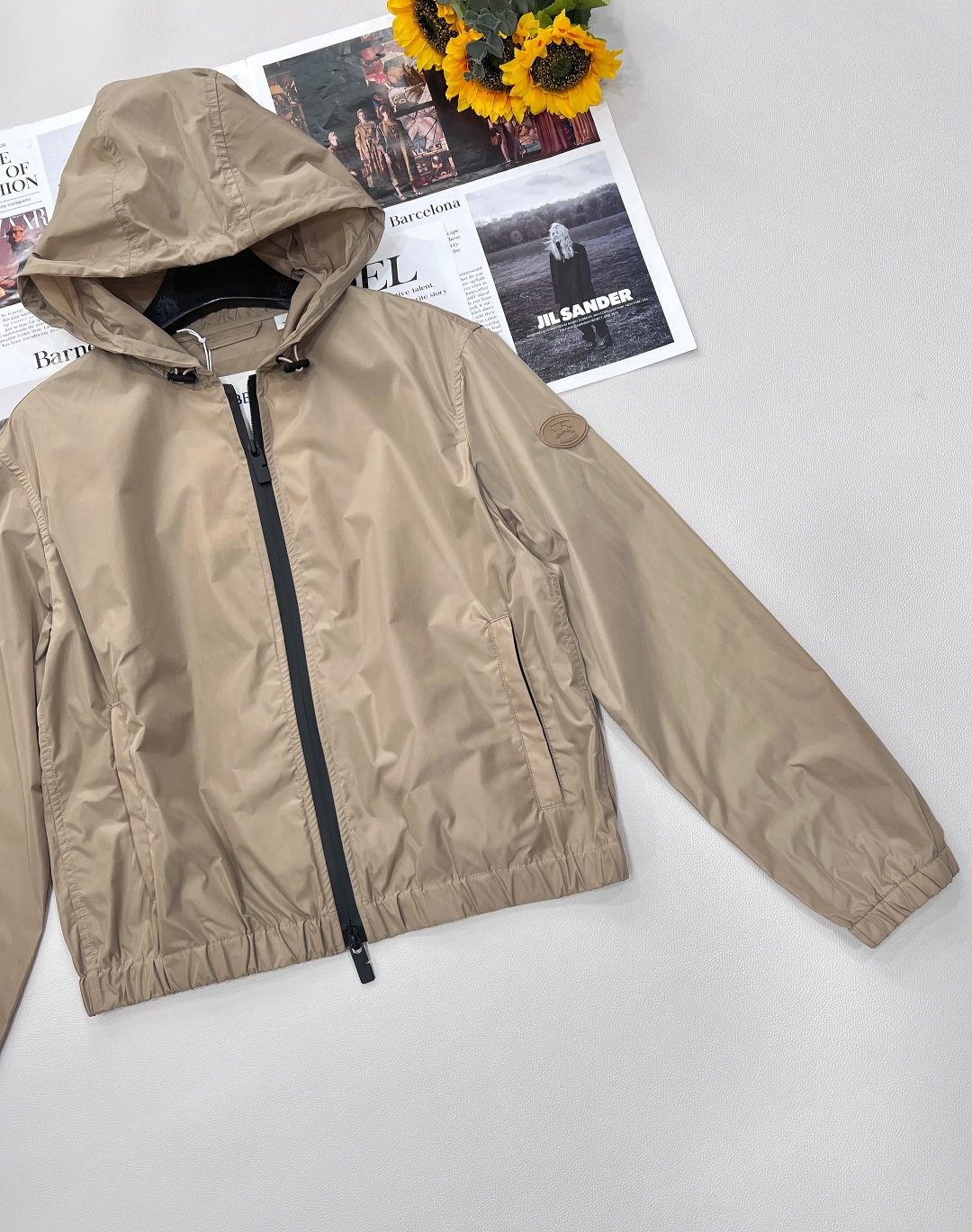 🆕 BURBERRY 新款战马连帽防晒外套，尼龙面料制成，设计有可调式抽绳连帽以及双拉链设计！后背骑士战