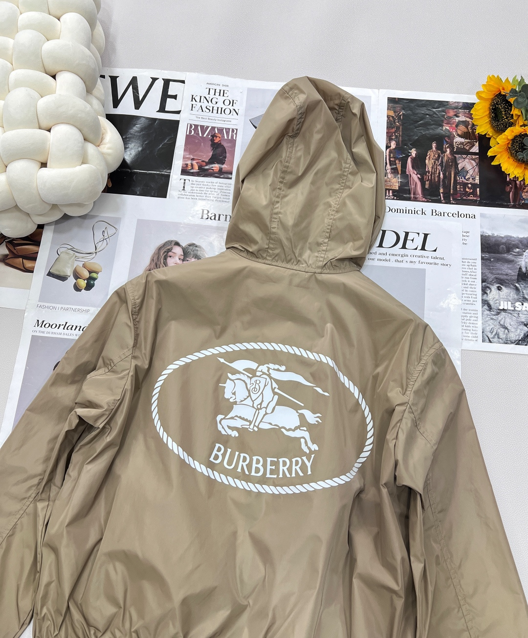 🆕 BURBERRY 新款战马连帽防晒外套，尼龙面料制成，设计有可调式抽绳连帽以及双拉链设计！后背骑士战