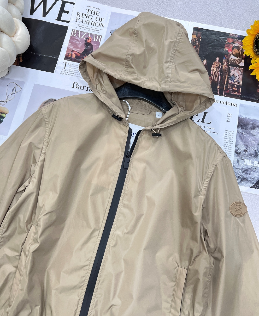 🆕 BURBERRY 新款战马连帽防晒外套，尼龙面料制成，设计有可调式抽绳连帽以及双拉链设计！后背骑士战
