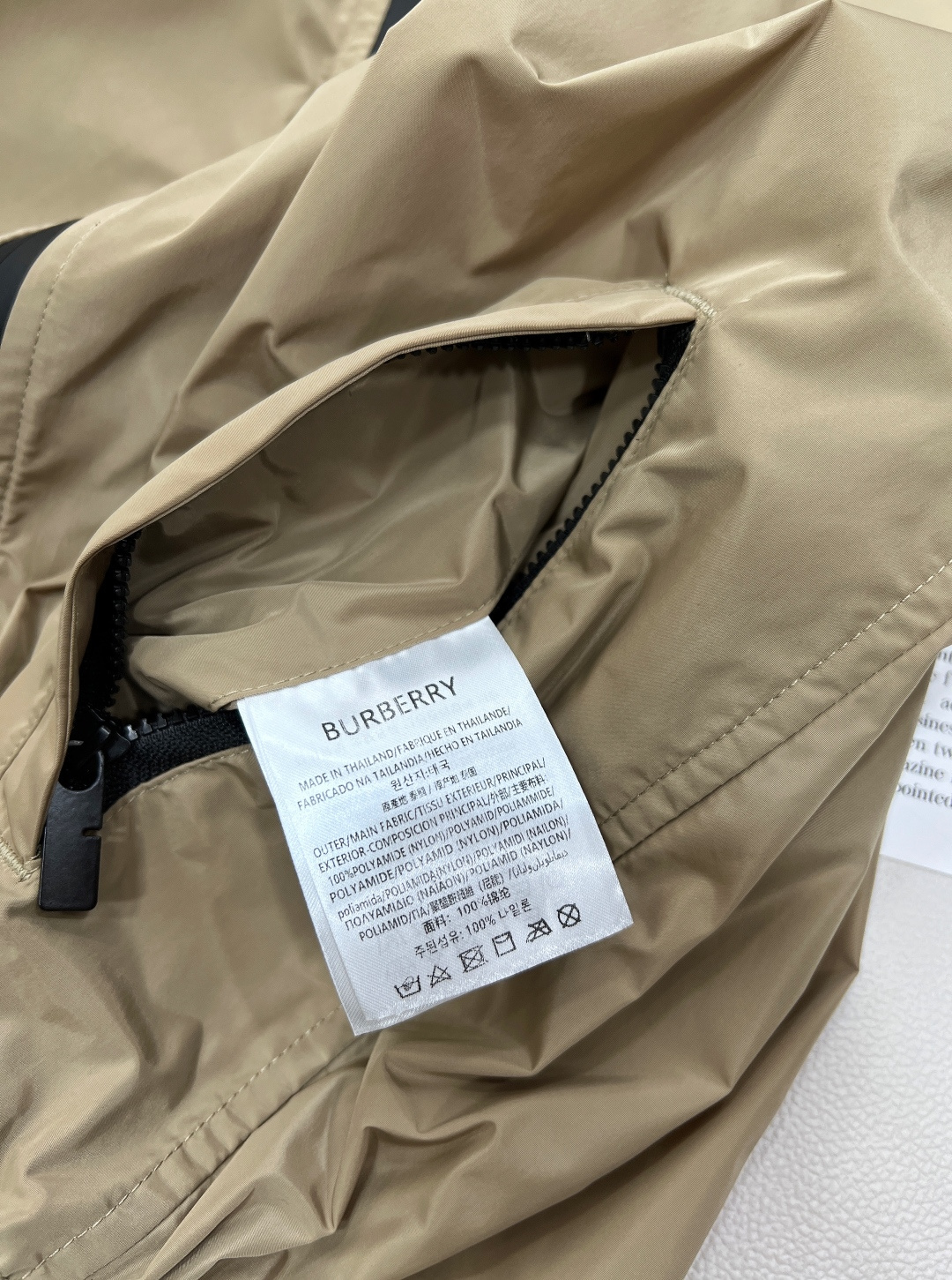 🆕 BURBERRY 新款战马连帽防晒外套，尼龙面料制成，设计有可调式抽绳连帽以及双拉链设计！后背骑士战