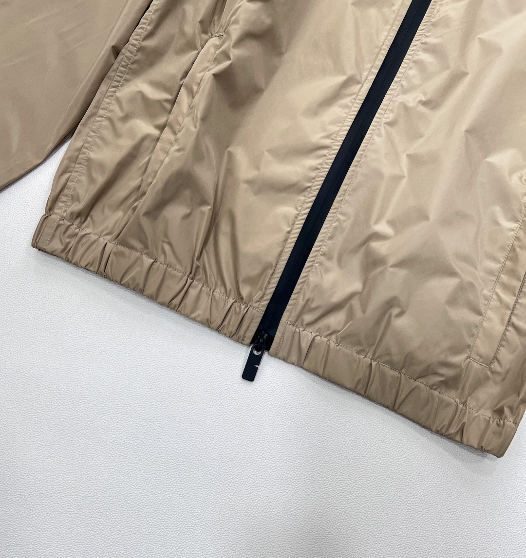 🆕 BURBERRY 新款战马连帽防晒外套，尼龙面料制成，设计有可调式抽绳连帽以及双拉链设计！后背骑士战