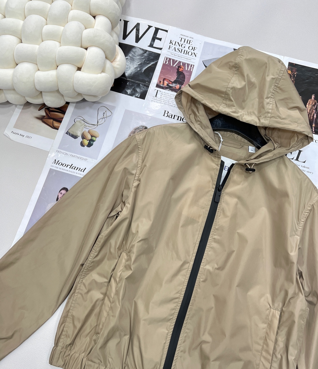 🆕 BURBERRY 新款战马连帽防晒外套，尼龙面料制成，设计有可调式抽绳连帽以及双拉链设计！后背骑士战