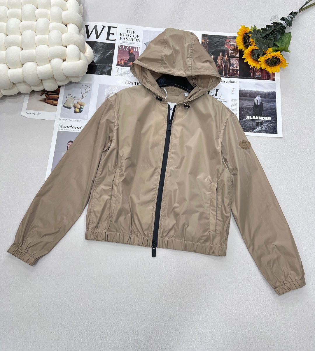 NO:418398,BURBERRY new war horse hooded sun protection jacket, made of nylon fabric, designed with adjustable drawstring hood and double zipper design!  Back Knight War Horse Print. The iconic war horse embroidery is vividly cut out, and the hooded design combines sun protection and street attitude. The lightweight technology fabric resists ultraviolet rays, and selects two colors to unlock the summer multi-faceted shape. It perfectly demonstrates the presence of the BUR brand, and is highly recognizable and matched with the classic regular version. The shoulder-drop hooded design is handsome and fashionable. The original mold-opening custom glue zipper hardware accessories, and the logo patch of the Knight War Horse on the sleeves. The imported fabric is light and delicate, and the casual version is versatile and slim and tall!  Short cut and elongate proportions, shimmer quilting craftsmanship outlines the three-dimensional outline. Outdoor commuting seamlessly switches, and the war horse badges hidden British descent. Three standards are complete!  Large-scale size sml code, burberry, jackets & coats,hats,alexander wang19860909BURBERRY 新款战马连帽防晒外套,尼龙面料制成,设计有可调式抽绳连帽以及双拉链设计！后背骑士战马印花. 标志性战马刺绣跃然短裁廓形,连帽设计兼具防晒与街头态度.轻量科技面料抵御紫外线,两色甄选,解锁夏日多面型格. 完美的彰显了BUR品牌的存在感,极具辨识度搭配经典的常规版型落设 落肩连帽设计 不挑人版型帅气又时髦,原版开模定制密胶拉链五金配件 ,袖子骑士战马的徽标贴片.进口面料质感轻盈细腻,休闲版型百搭上身显瘦又高挑！ 短款剪裁拉长比例,微光绗缝工艺勾勒立体轮廓.户外通勤无缝切换,战马徽章暗藏英伦血统. 三标齐全！大货出 尺码sml 编码,,burberry,jackets & coats,hats,alexander wang,Women's clothing