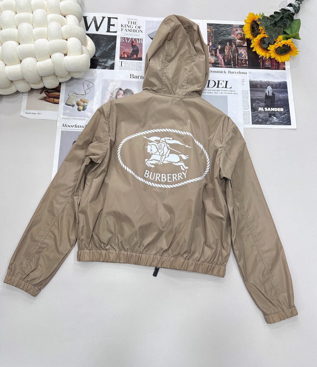 🆕 BURBERRY 新款战马连帽防晒外套，尼龙面料制成，设计有可调式抽绳连帽以及双拉链设计！后背骑士战