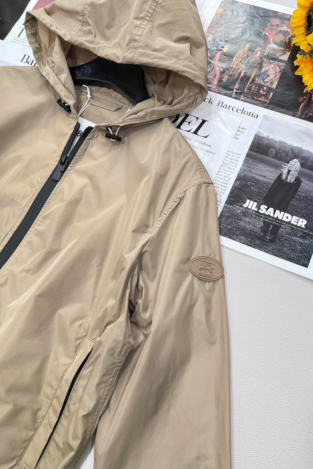 🆕 BURBERRY 新款战马连帽防晒外套，尼龙面料制成，设计有可调式抽绳连帽以及双拉链设计！后背骑士战