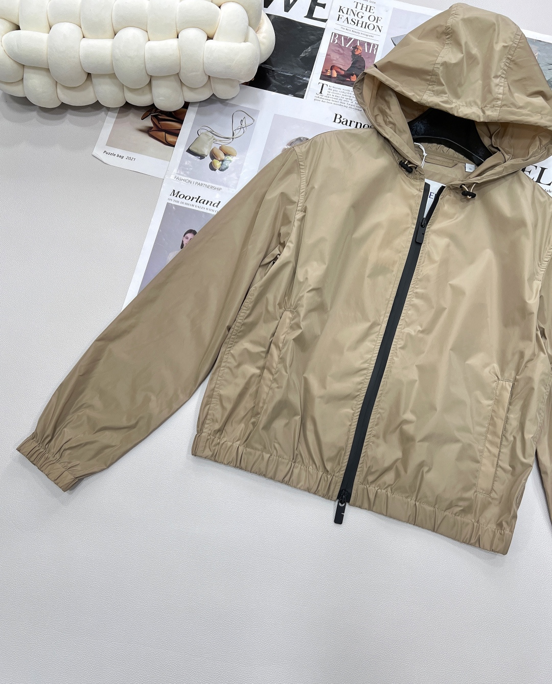 🆕 BURBERRY 新款战马连帽防晒外套，尼龙面料制成，设计有可调式抽绳连帽以及双拉链设计！后背骑士战