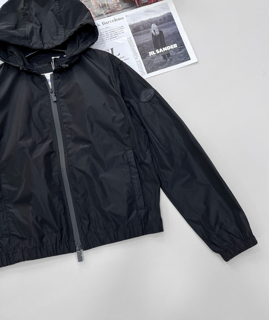 🆕 BURBERRY 新款战马连帽防晒外套，尼龙面料制成，设计有可调式抽绳连帽以及双拉链设计！后背骑士战