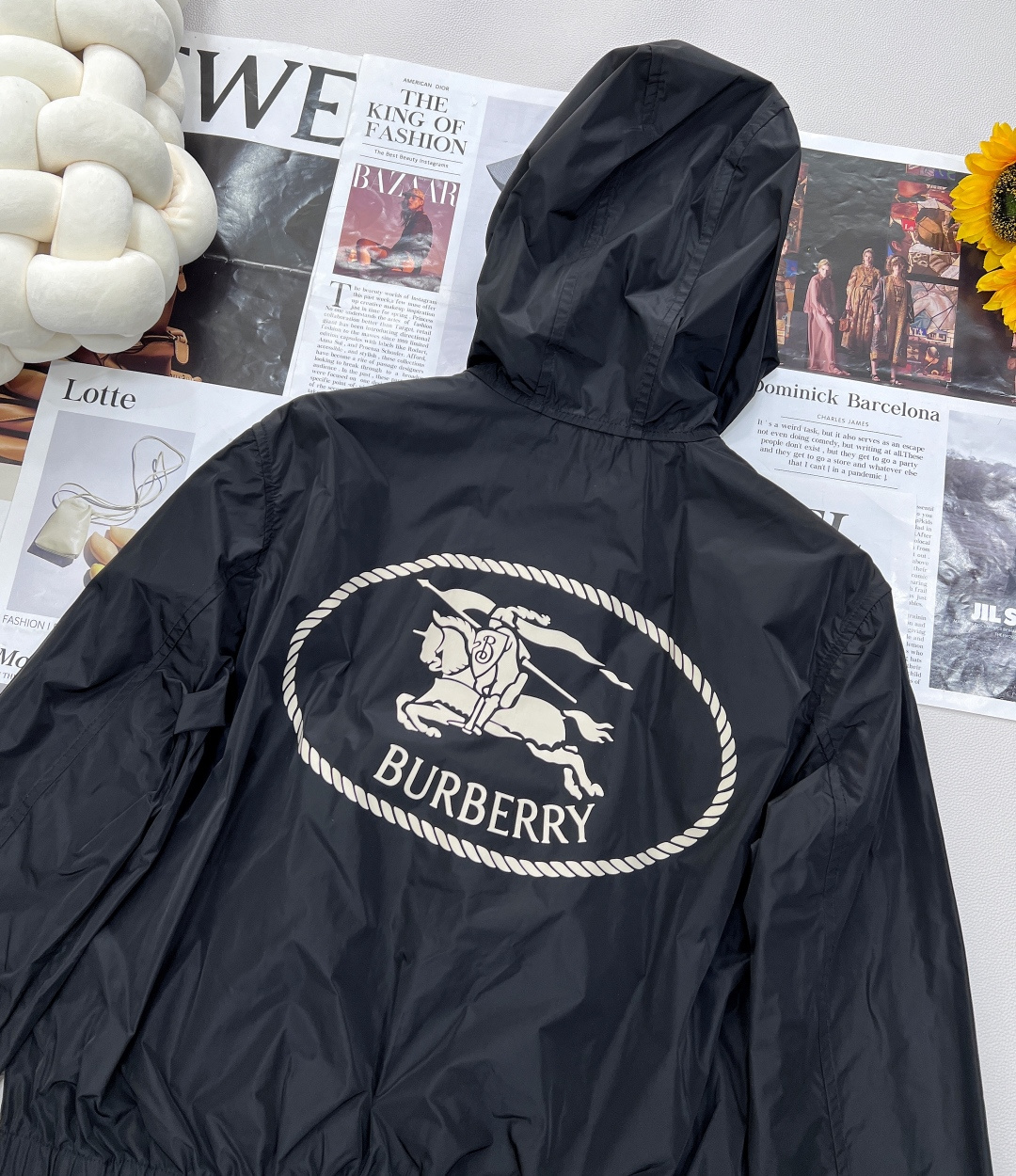 🆕 BURBERRY 新款战马连帽防晒外套，尼龙面料制成，设计有可调式抽绳连帽以及双拉链设计！后背骑士战