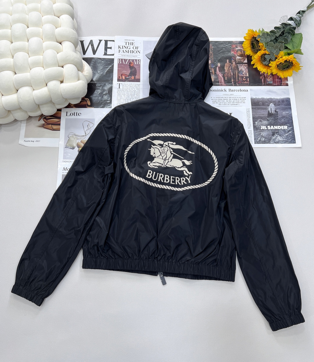 🆕 BURBERRY 新款战马连帽防晒外套，尼龙面料制成，设计有可调式抽绳连帽以及双拉链设计！后背骑士战