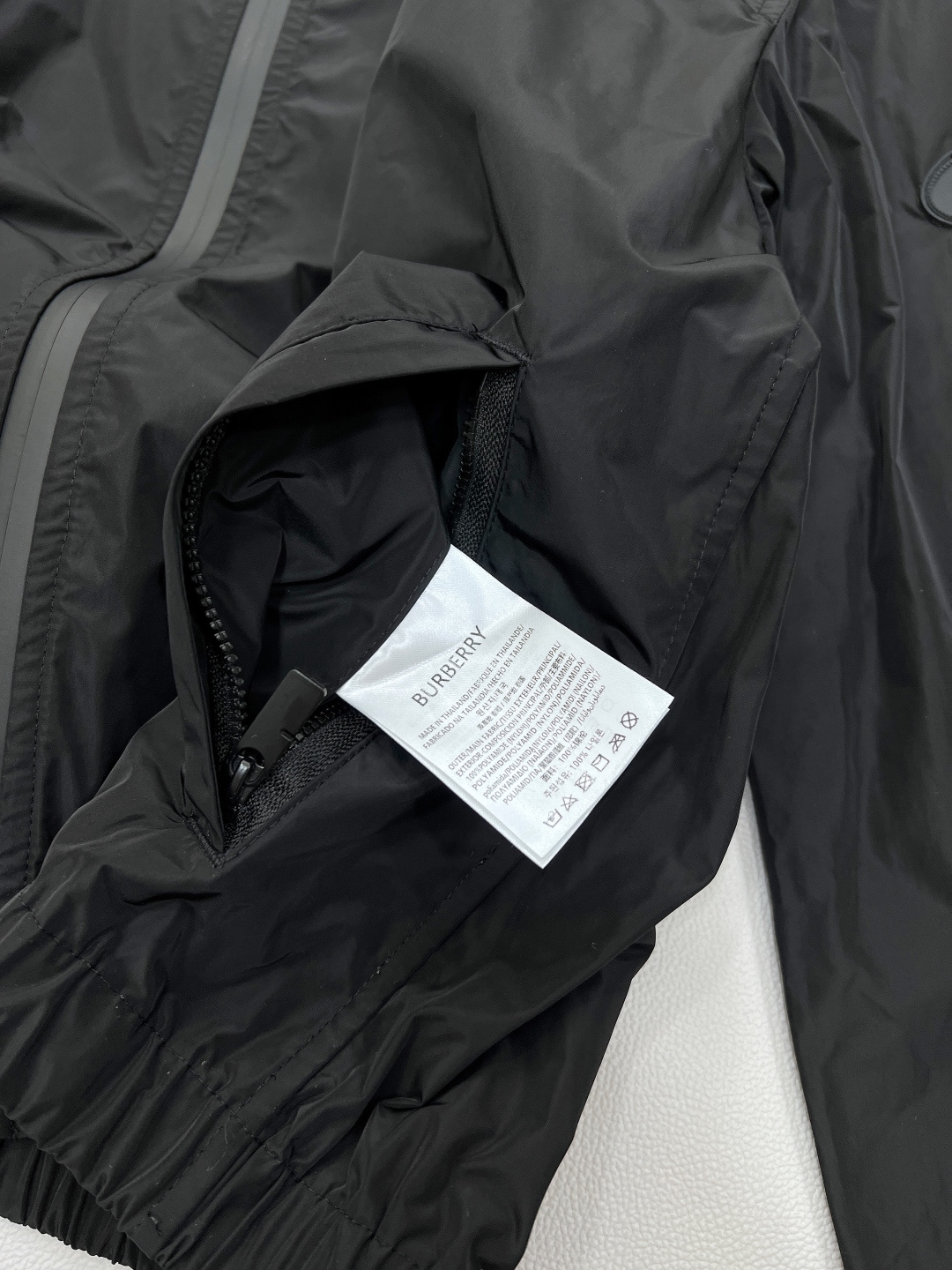 🆕 BURBERRY 新款战马连帽防晒外套，尼龙面料制成，设计有可调式抽绳连帽以及双拉链设计！后背骑士战