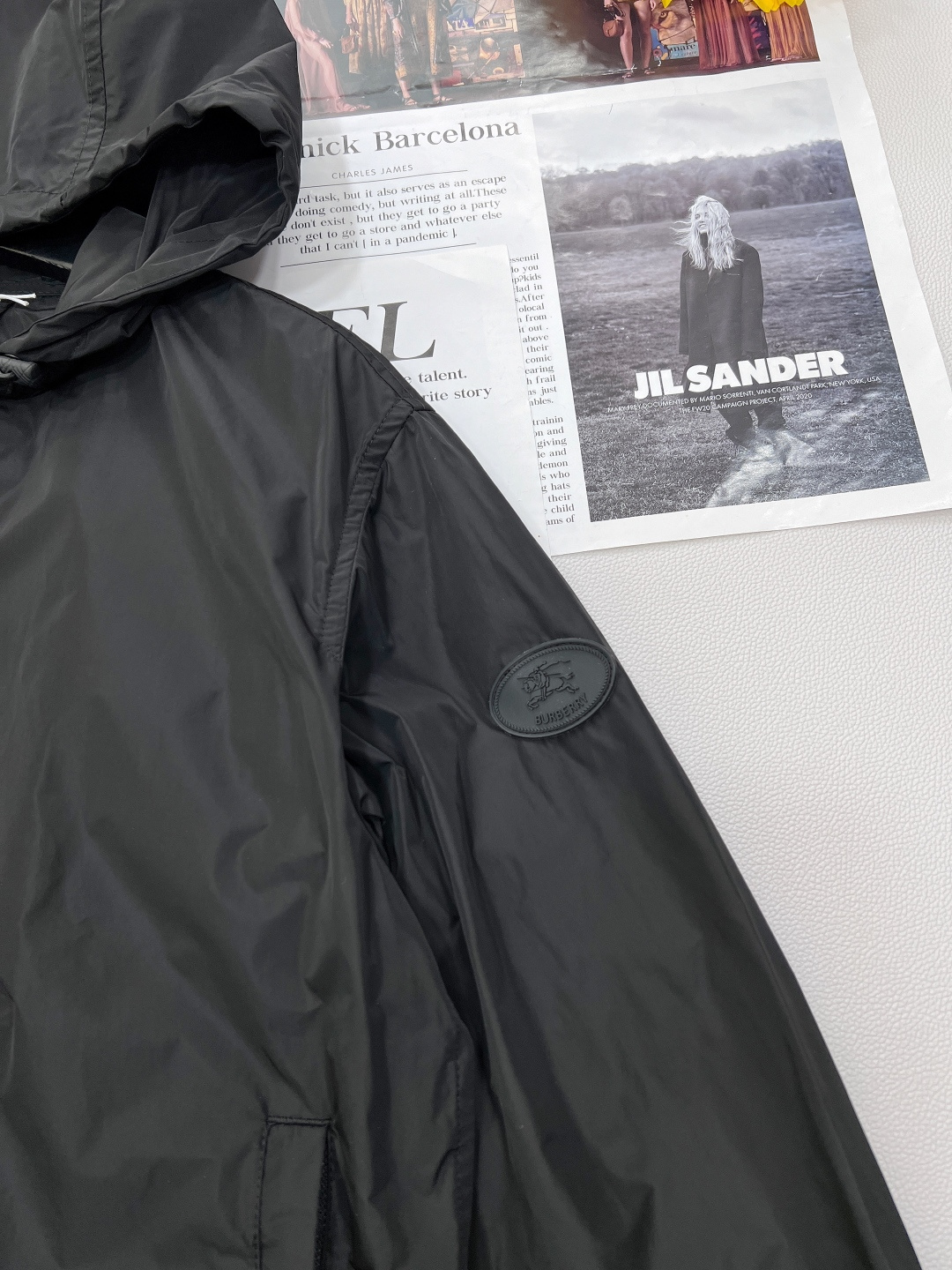 🆕 BURBERRY 新款战马连帽防晒外套，尼龙面料制成，设计有可调式抽绳连帽以及双拉链设计！后背骑士战