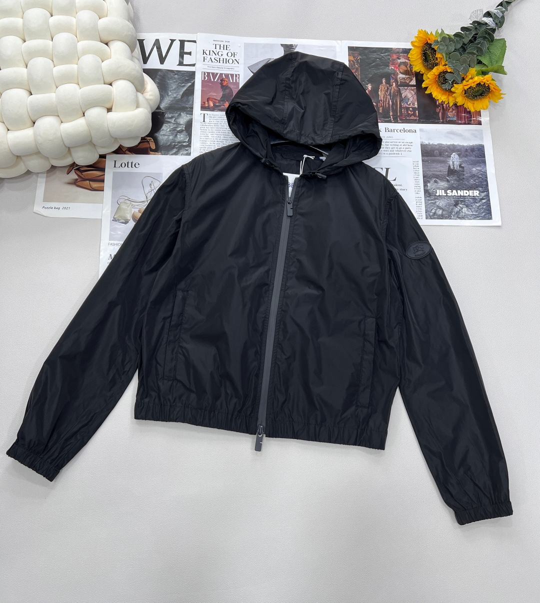 NO:418416,BURBERRY new war horse hooded sun protection jacket, made of nylon fabric, designed with adjustable drawstring hood and double zipper design!  Back Knight War Horse Print. The iconic war horse embroidery is vividly cut out, and the hooded design combines sun protection and street attitude. The lightweight technology fabric resists ultraviolet rays, and selects two colors to unlock the summer multi-faceted shape. It perfectly demonstrates the presence of the BUR brand, and is highly recognizable and matched with the classic regular version. The shoulder-drop hooded design is handsome and fashionable. The original mold-opening custom glue zipper hardware accessories, and the logo patch of the Knight War Horse on the sleeves. The imported fabric is light and delicate, and the casual version is versatile and slim and tall!  Short cut and elongate proportions, shimmer quilting craftsmanship outlines the three-dimensional outline. Outdoor commuting seamlessly switches, and the war horse badges hidden British descent. Three standards are complete!  Large-scale size sml code, burberry, jackets & coats,hats,alexander wang19860909BURBERRY 新款战马连帽防晒外套,尼龙面料制成,设计有可调式抽绳连帽以及双拉链设计！后背骑士战马印花. 标志性战马刺绣跃然短裁廓形,连帽设计兼具防晒与街头态度.轻量科技面料抵御紫外线,两色甄选,解锁夏日多面型格. 完美的彰显了BUR品牌的存在感,极具辨识度搭配经典的常规版型落设 落肩连帽设计 不挑人版型帅气又时髦,原版开模定制密胶拉链五金配件 ,袖子骑士战马的徽标贴片.进口面料质感轻盈细腻,休闲版型百搭上身显瘦又高挑！ 短款剪裁拉长比例,微光绗缝工艺勾勒立体轮廓.户外通勤无缝切换,战马徽章暗藏英伦血统. 三标齐全！大货出 尺码sml 编码,,burberry,jackets & coats,hats,alexander wang,Women's clothing