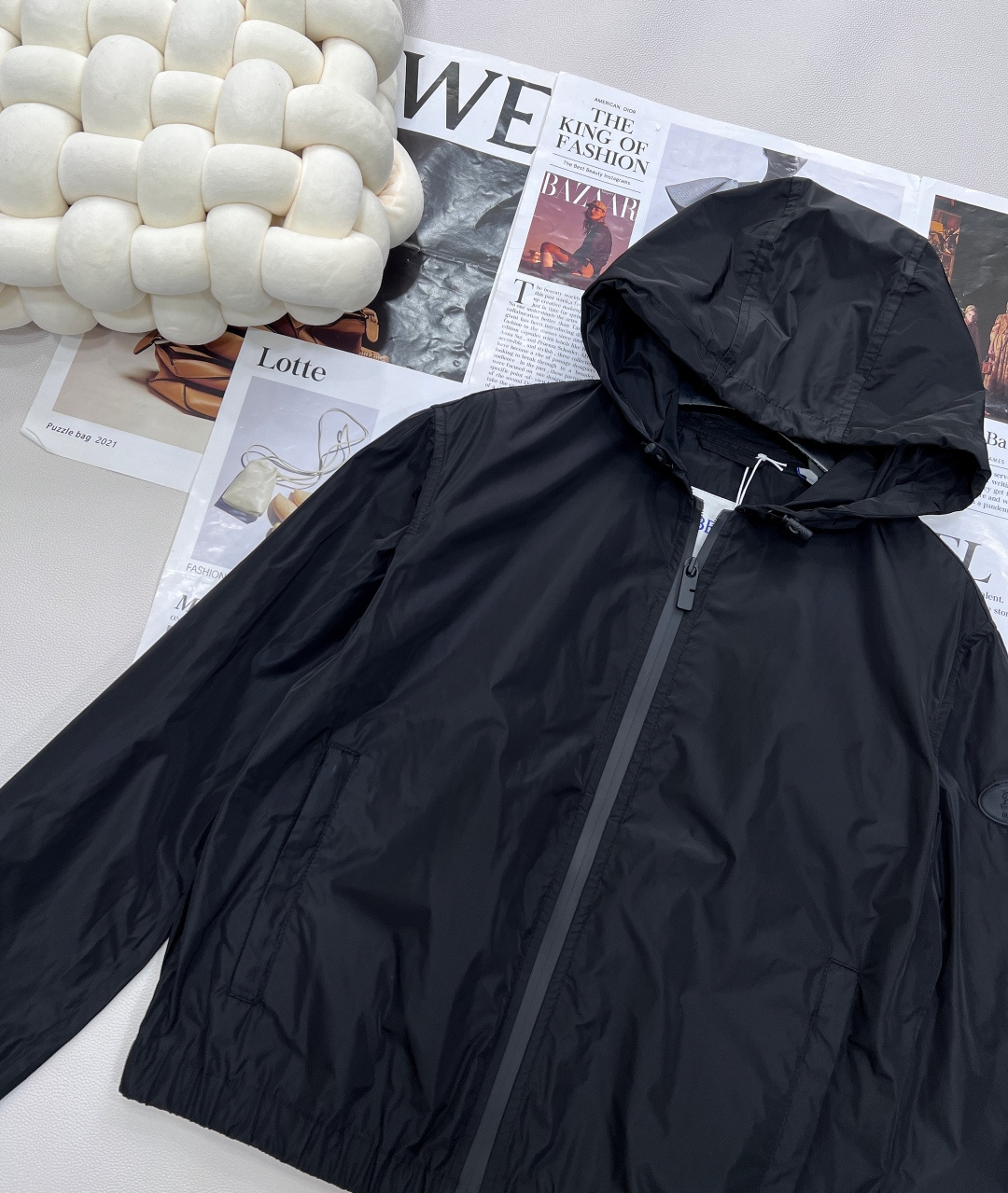 🆕 BURBERRY 新款战马连帽防晒外套，尼龙面料制成，设计有可调式抽绳连帽以及双拉链设计！后背骑士战