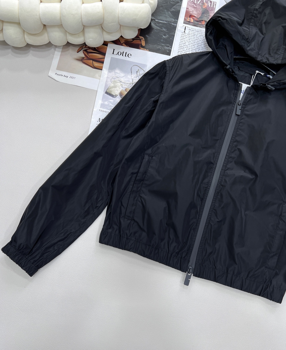 🆕 BURBERRY 新款战马连帽防晒外套，尼龙面料制成，设计有可调式抽绳连帽以及双拉链设计！后背骑士战