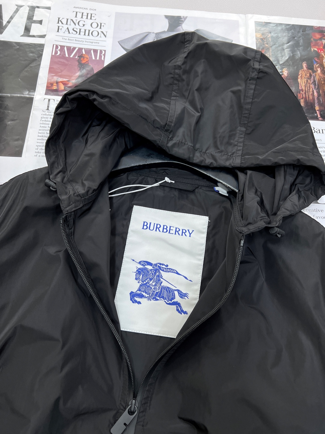 🆕 BURBERRY 新款战马连帽防晒外套，尼龙面料制成，设计有可调式抽绳连帽以及双拉链设计！后背骑士战
