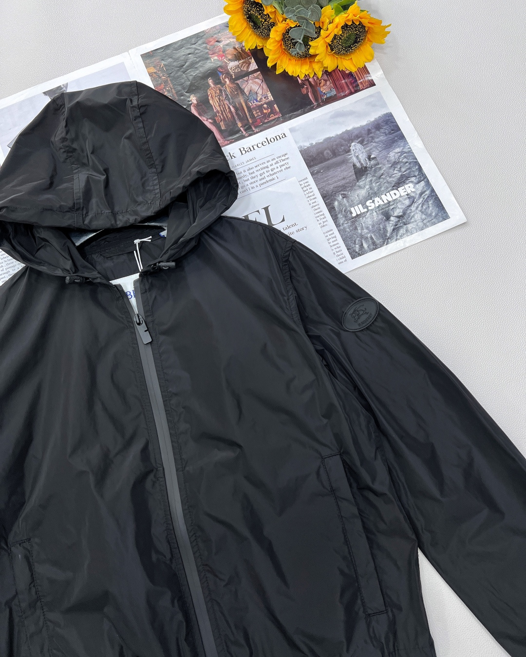 🆕 BURBERRY 新款战马连帽防晒外套，尼龙面料制成，设计有可调式抽绳连帽以及双拉链设计！后背骑士战