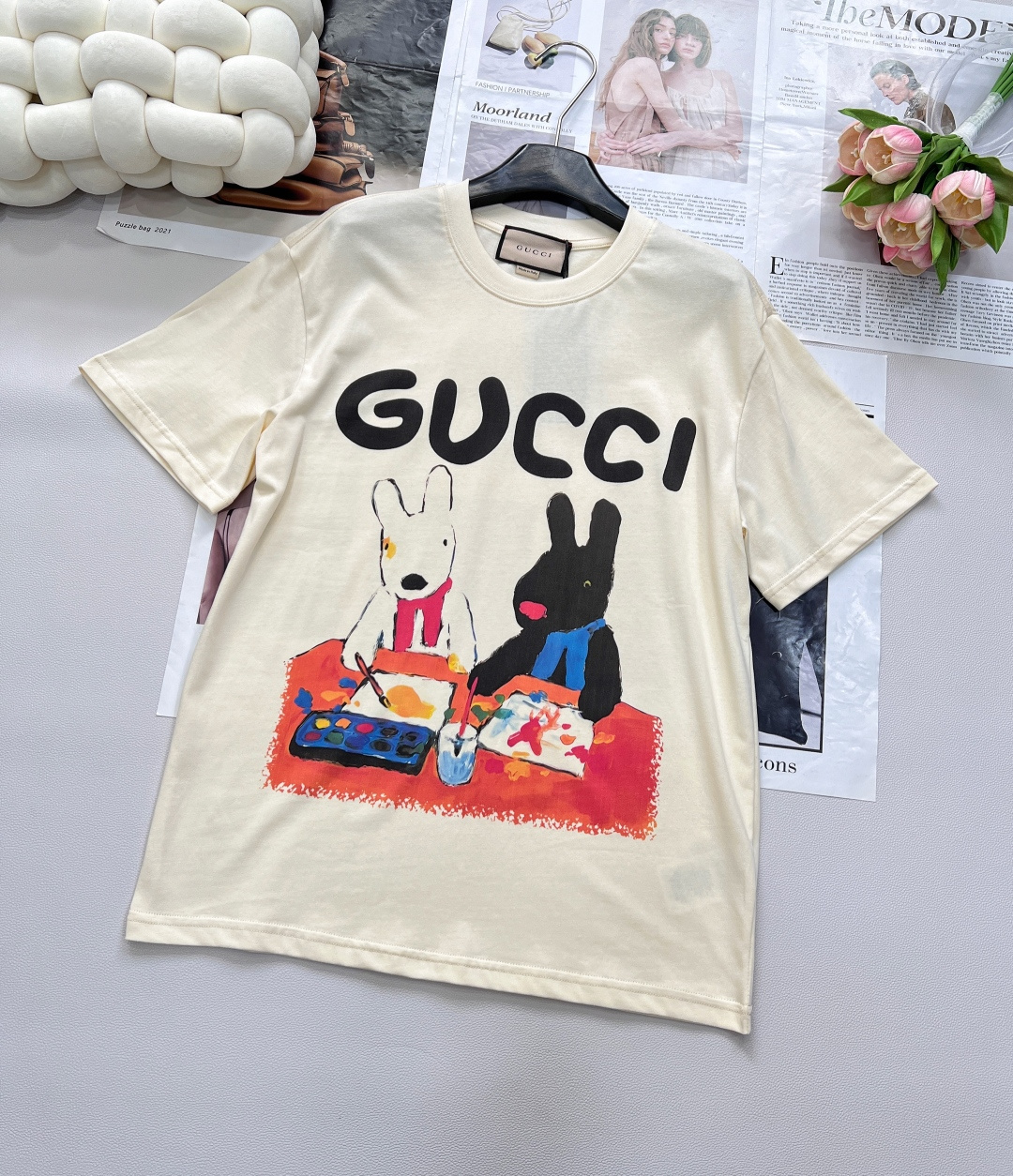 NO:418342,GUCCI cartoon rabbit series printed short-sleeved T-shirt watercolor prints with cute handsome and fashionable tone!  It has a full sense of design, clean and refreshing, full of youthful vitality, it is really hard not to love it!  The concave shape is perfectly beautiful. The classic small round neck design is simple and easy to wear, and it attracts a lot of attention when walking on the street!  It feels youthful and energetic, and the loose style is not picky about the figure at all!  It is inclusive and covers the flesh and makes you look thin!  Both appearance and comfort!  The rate of looking back on the street is 100%. The particularly energetic and sunny style pattern is full of childlike fun. Cute critical hit. The best item of the year. The upper body is super cute and beautiful. The same style as men and women. Size sml code, gucci, T-shirt,tees, t-shirt,alexander wang19860909GUCCI 卡通兔系列印花短袖T恤 水彩印花可爱帅气又时髦的调调！设计感十足,干净又清爽 满满的青春活力 真的狠难不爱啊！凹起造型来妥妥的好看 经典的小圆领设计简洁好穿,走在街上吸睛度满分！青春又活力的感觉,宽松版型完全不挑身材！包容性好遮肉显瘦！颜值与舒适兼具！穿出街回头率百分百. 特别活力又阳光的风格 图案充满了童趣 可爱暴击 年度最佳单品 上身超可爱超好看 男女同款 尺码sml 编码,,gucci,T-shirt,tees，t-shirt,alexander wang,Women's clothing