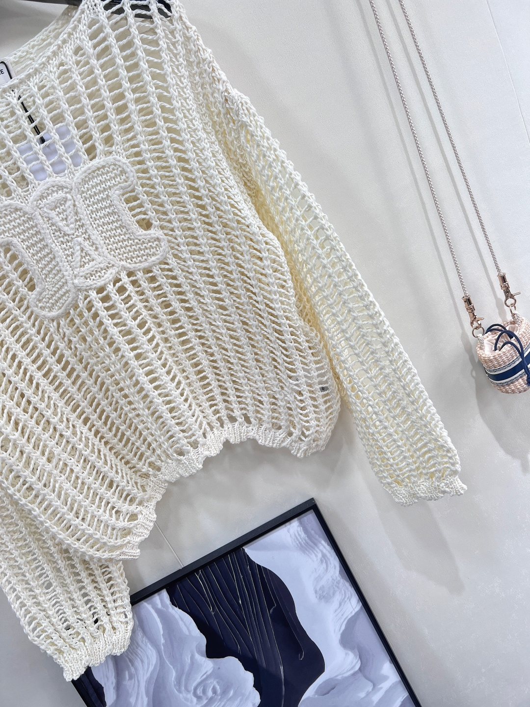 🆕CELINE新款字母钩花镂空针织上衣 法式慵懒撞上赛琳经典 ，这件镂空针织上衣直接把“高级氛围感”焊在