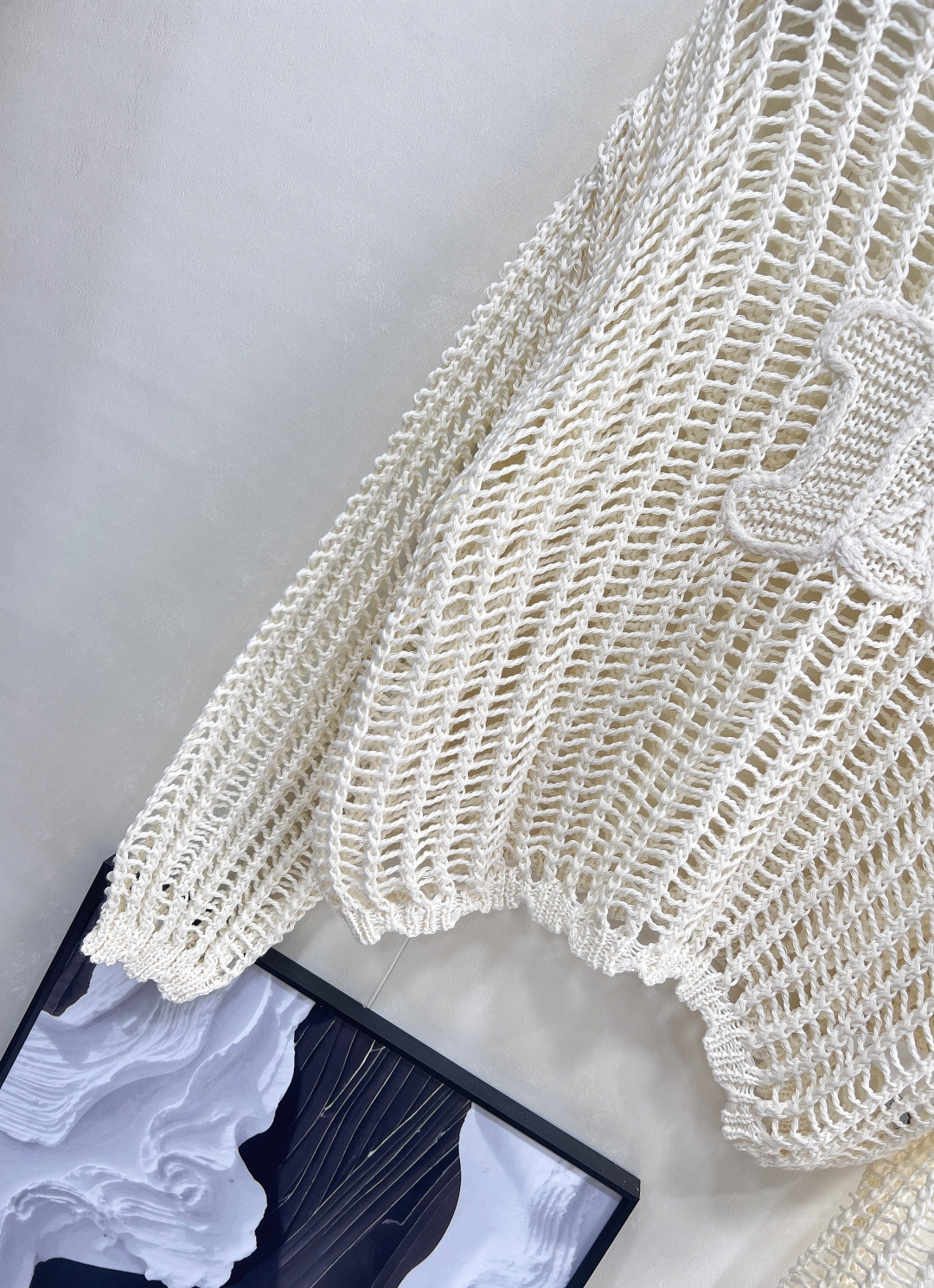 🆕CELINE新款字母钩花镂空针织上衣 法式慵懒撞上赛琳经典 ，这件镂空针织上衣直接把“高级氛围感”焊在