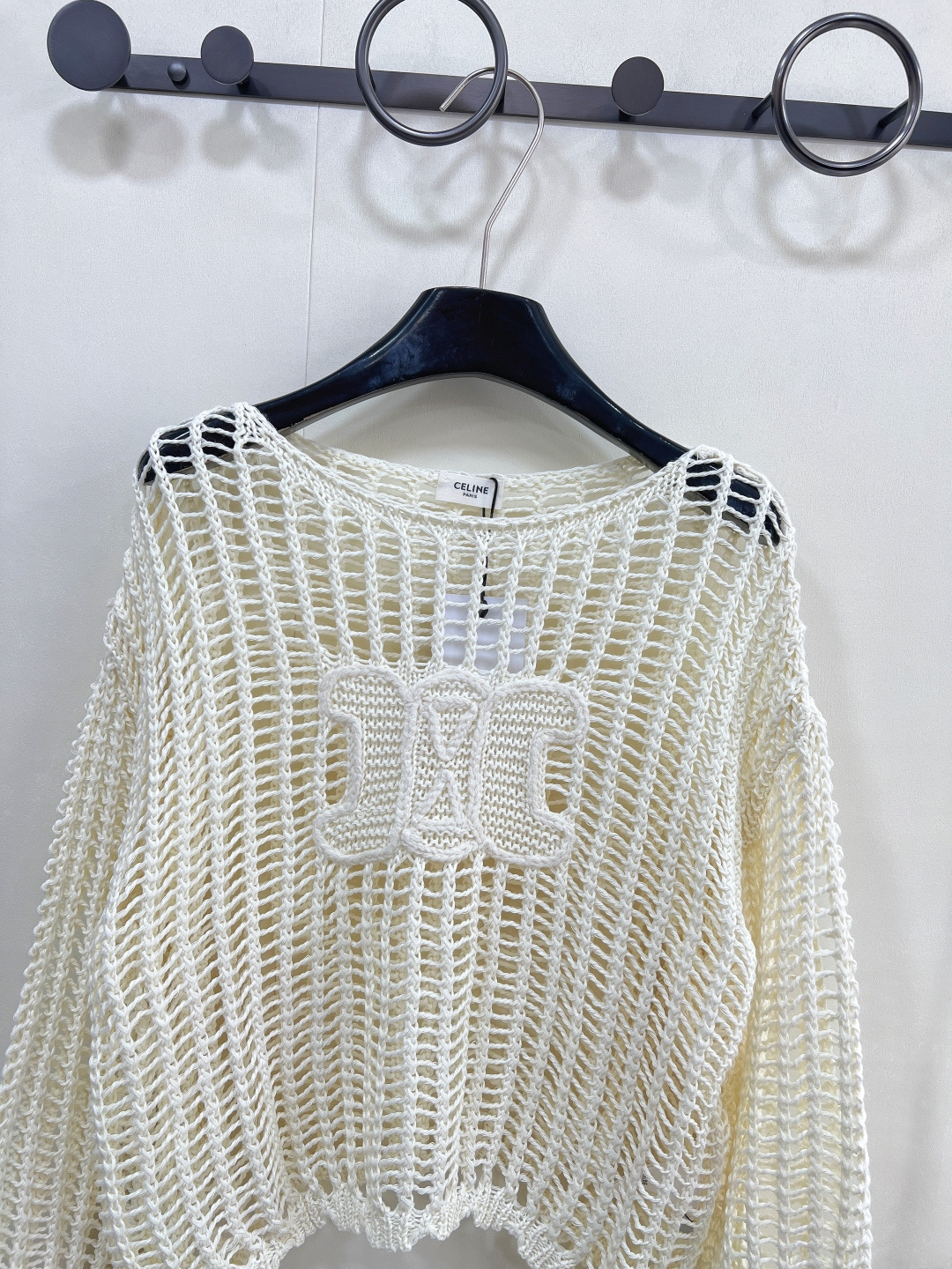 🆕CELINE新款字母钩花镂空针织上衣 法式慵懒撞上赛琳经典 ，这件镂空针织上衣直接把“高级氛围感”焊在
