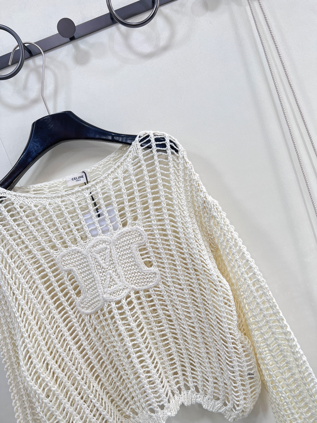🆕CELINE新款字母钩花镂空针织上衣 法式慵懒撞上赛琳经典 ，这件镂空针织上衣直接把“高级氛围感”焊在
