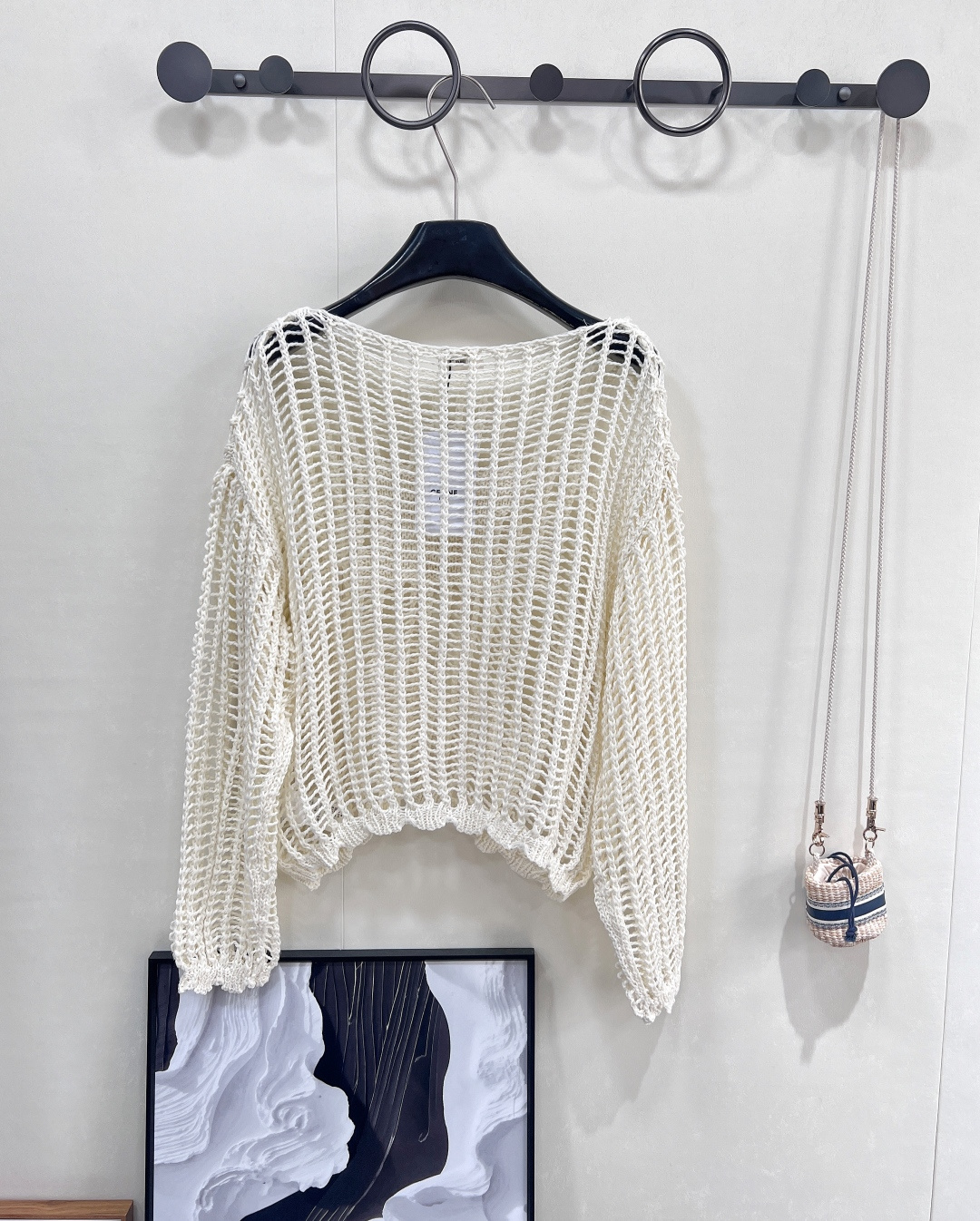 🆕CELINE新款字母钩花镂空针织上衣 法式慵懒撞上赛琳经典 ，这件镂空针织上衣直接把“高级氛围感”焊在