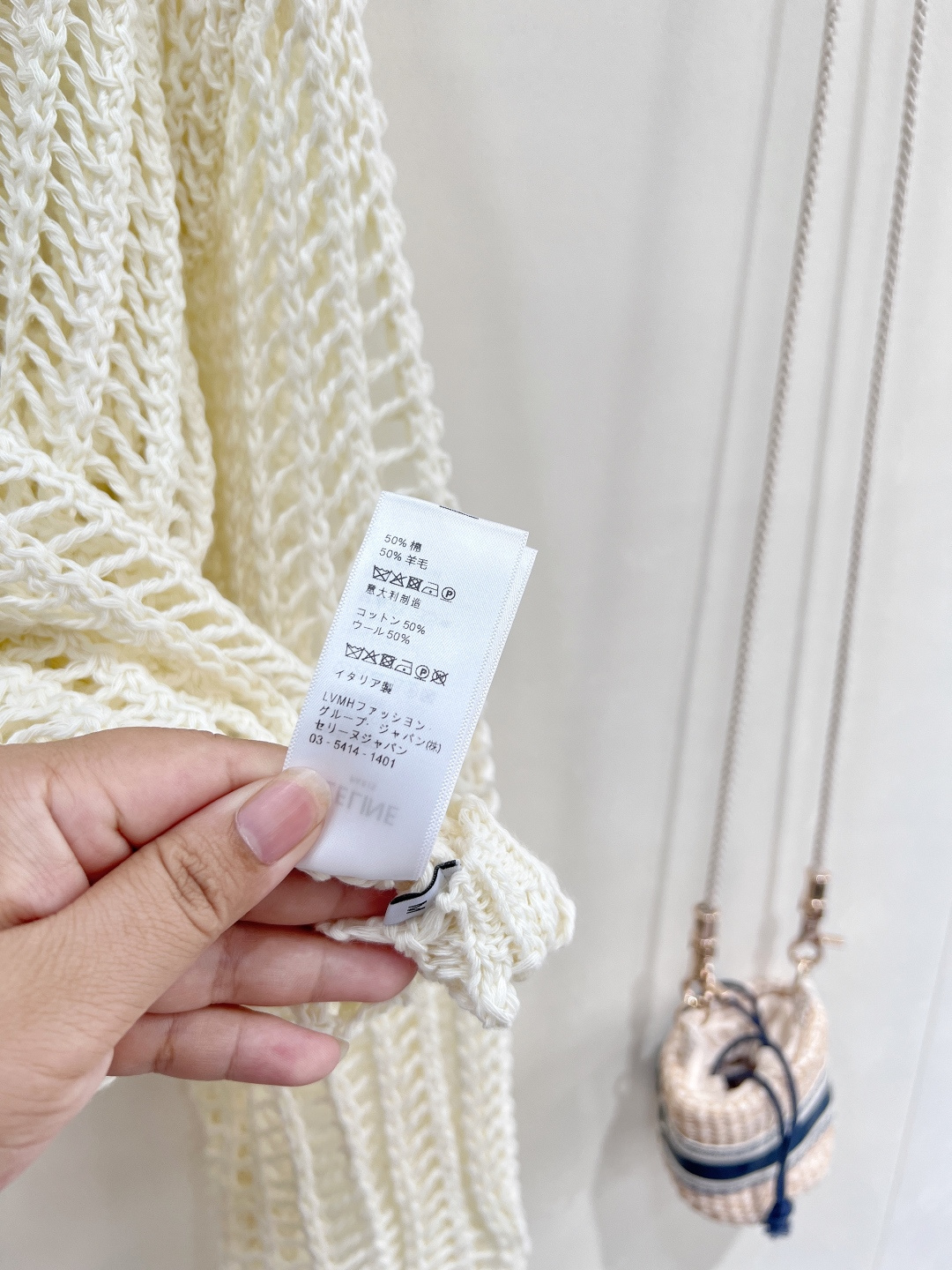 🆕CELINE新款字母钩花镂空针织上衣 法式慵懒撞上赛琳经典 ，这件镂空针织上衣直接把“高级氛围感”焊在