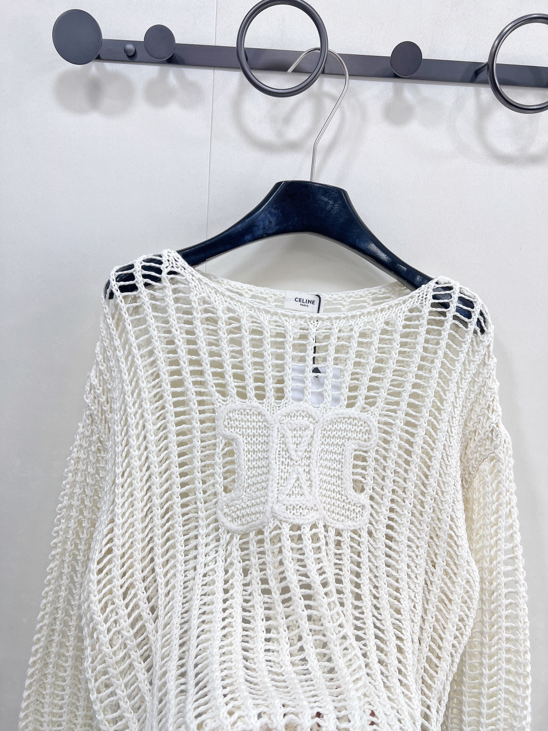 🆕CELINE新款字母钩花镂空针织上衣 法式慵懒撞上赛琳经典 ，这件镂空针织上衣直接把“高级氛围感”焊在